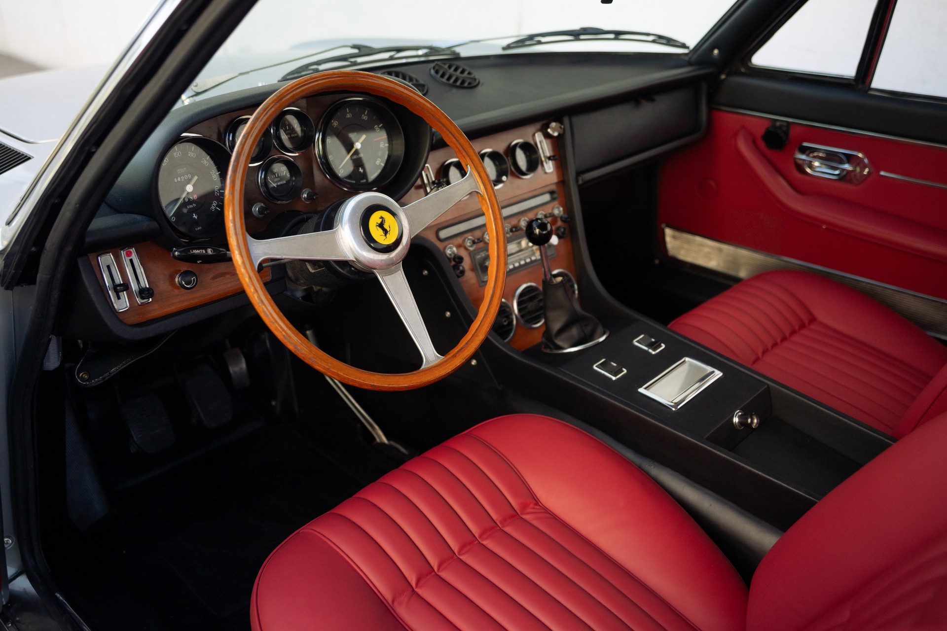 FERRARI 365 GT 2+2-image-8