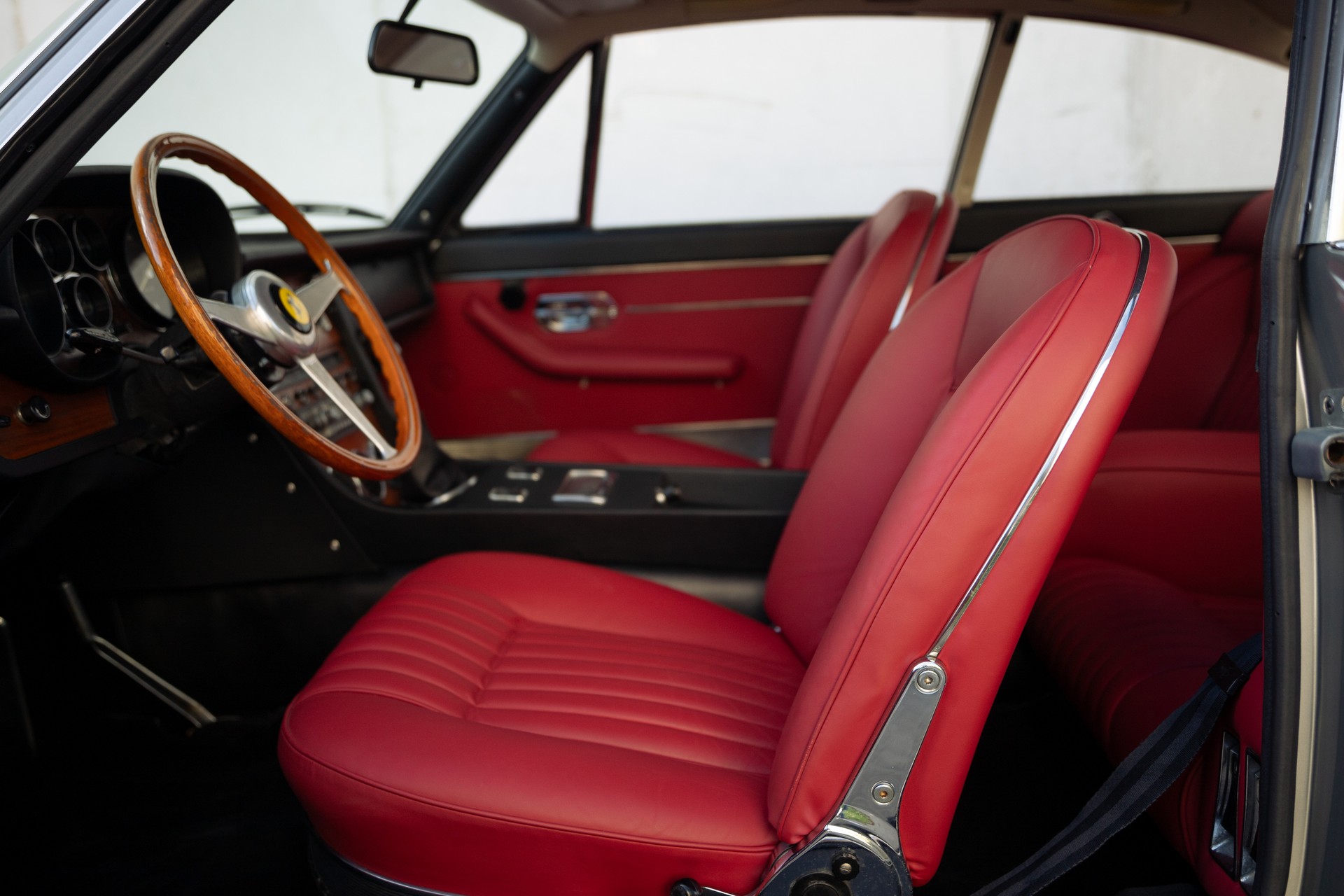 FERRARI 365 GT 2+2-image-9