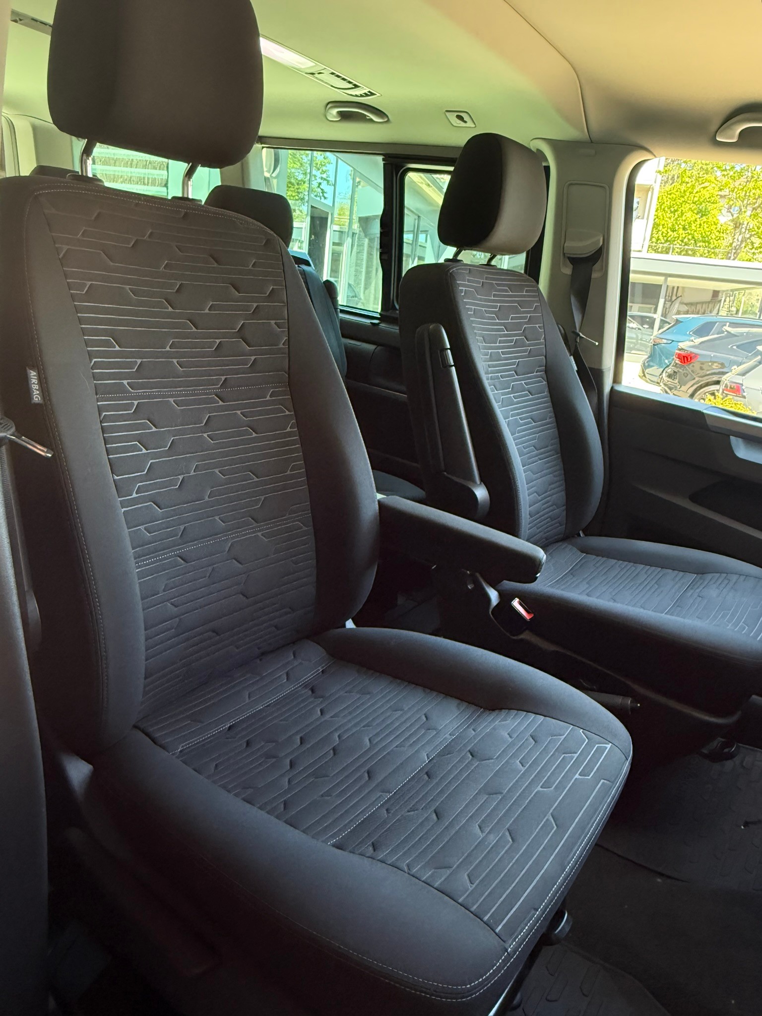 VW T6.1 Multivan 2.0 TDI Family 4Motion DSG-image-11
