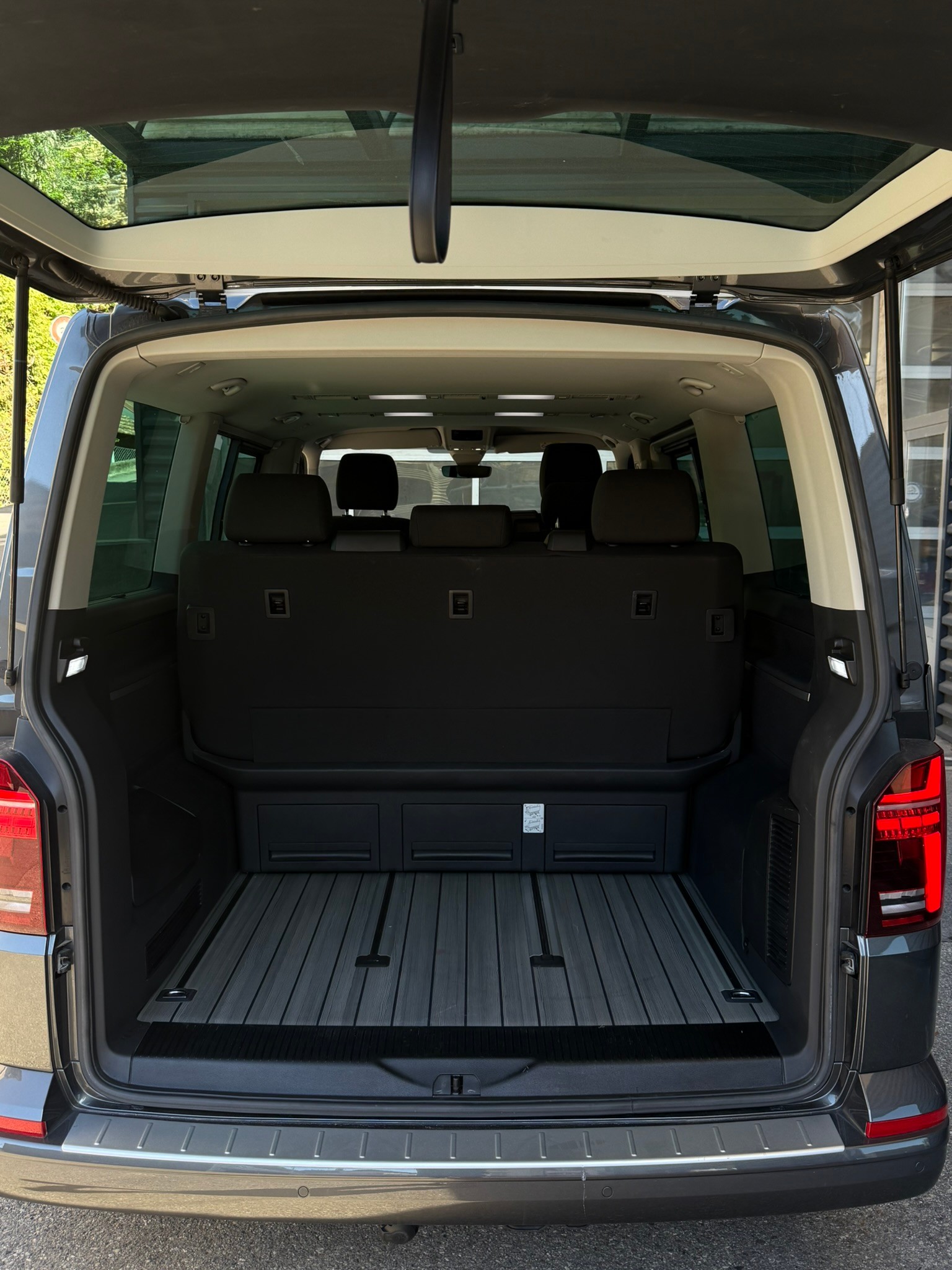 VW T6.1 Multivan 2.0 TDI Family 4Motion DSG-image-8