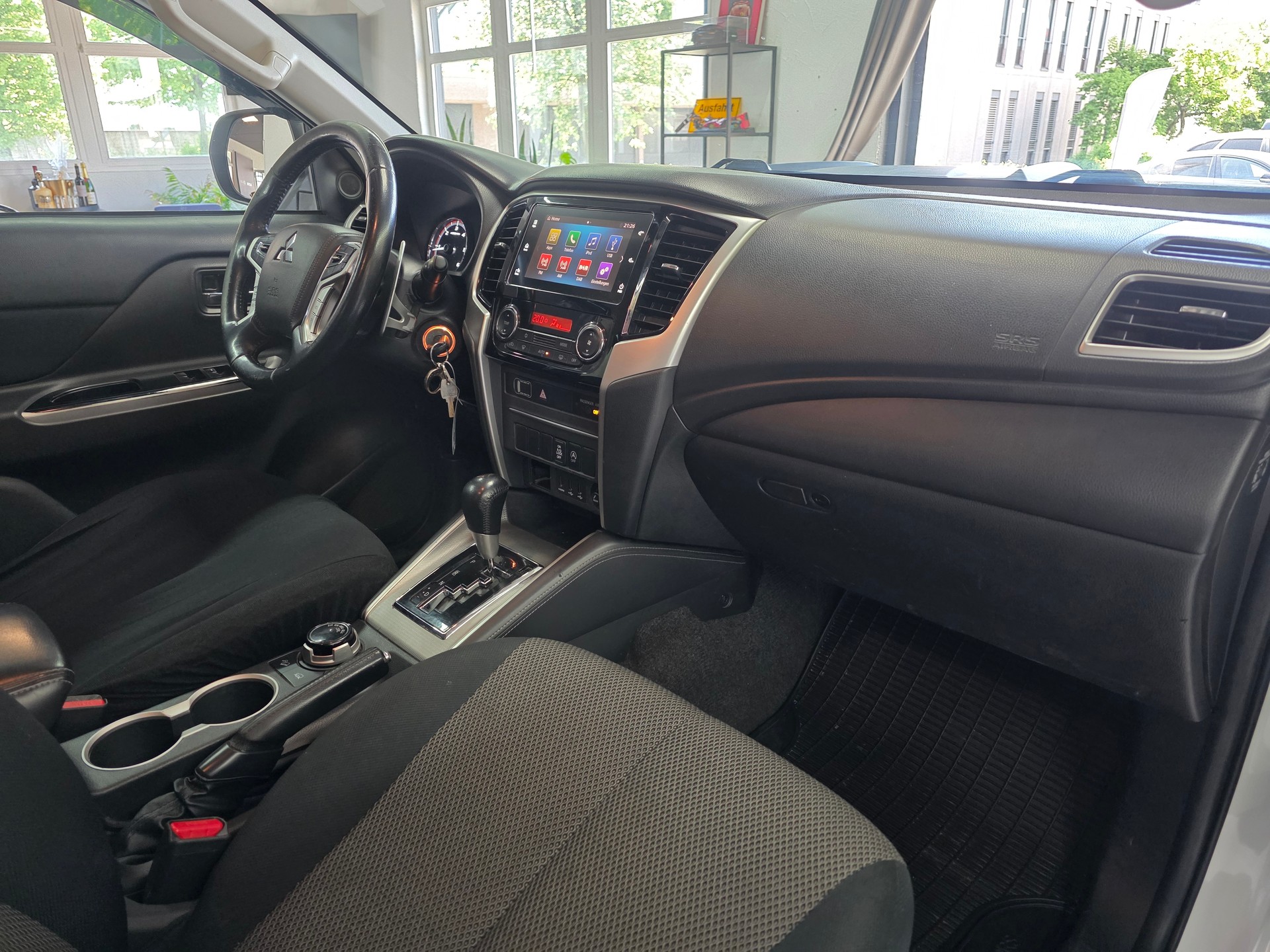 MITSUBISHI L 200 2.2 Style+ Double Cab Automat-image-8