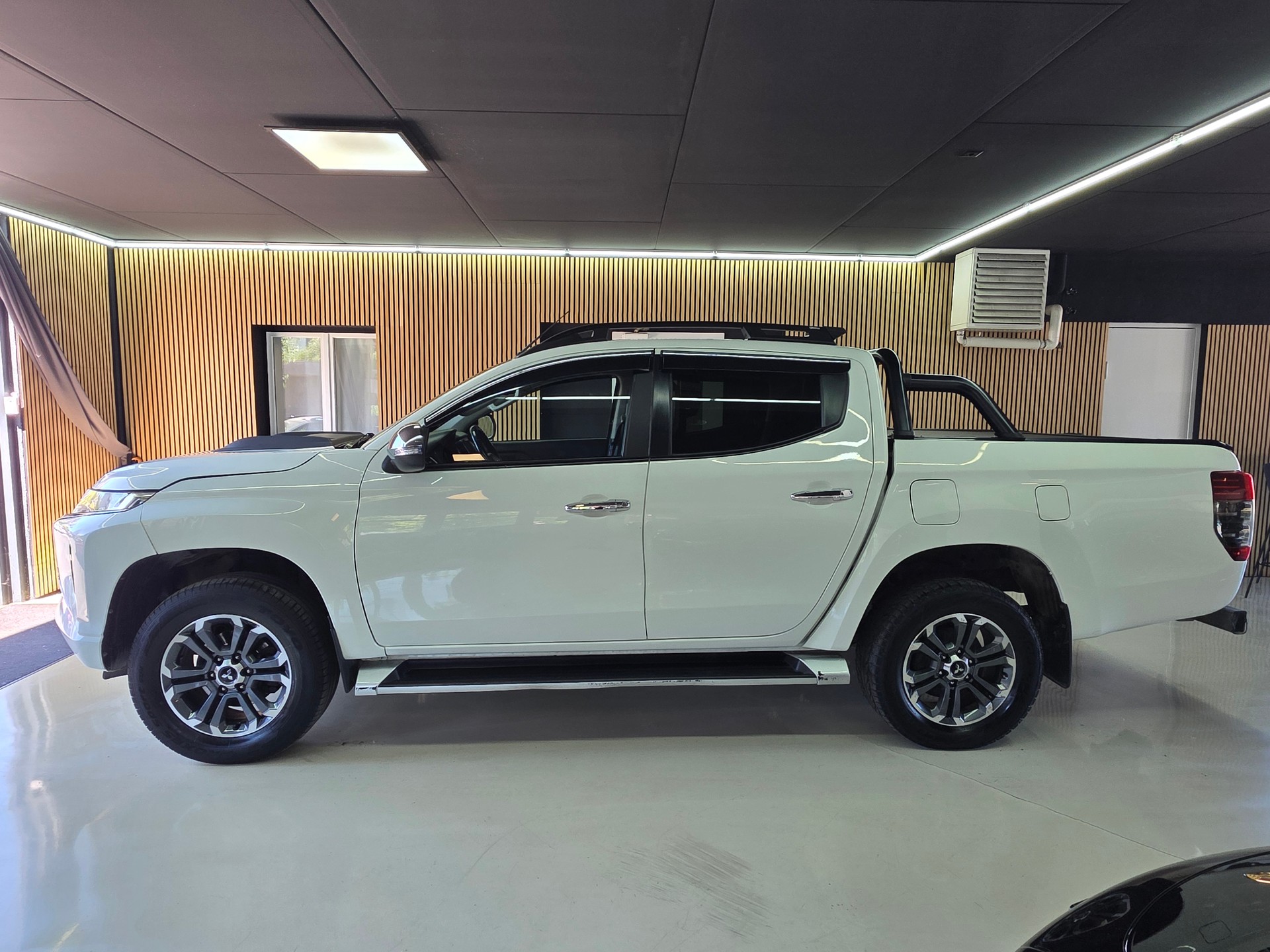 MITSUBISHI L 200 2.2 Style+ Double Cab Automat-showroom-element-3