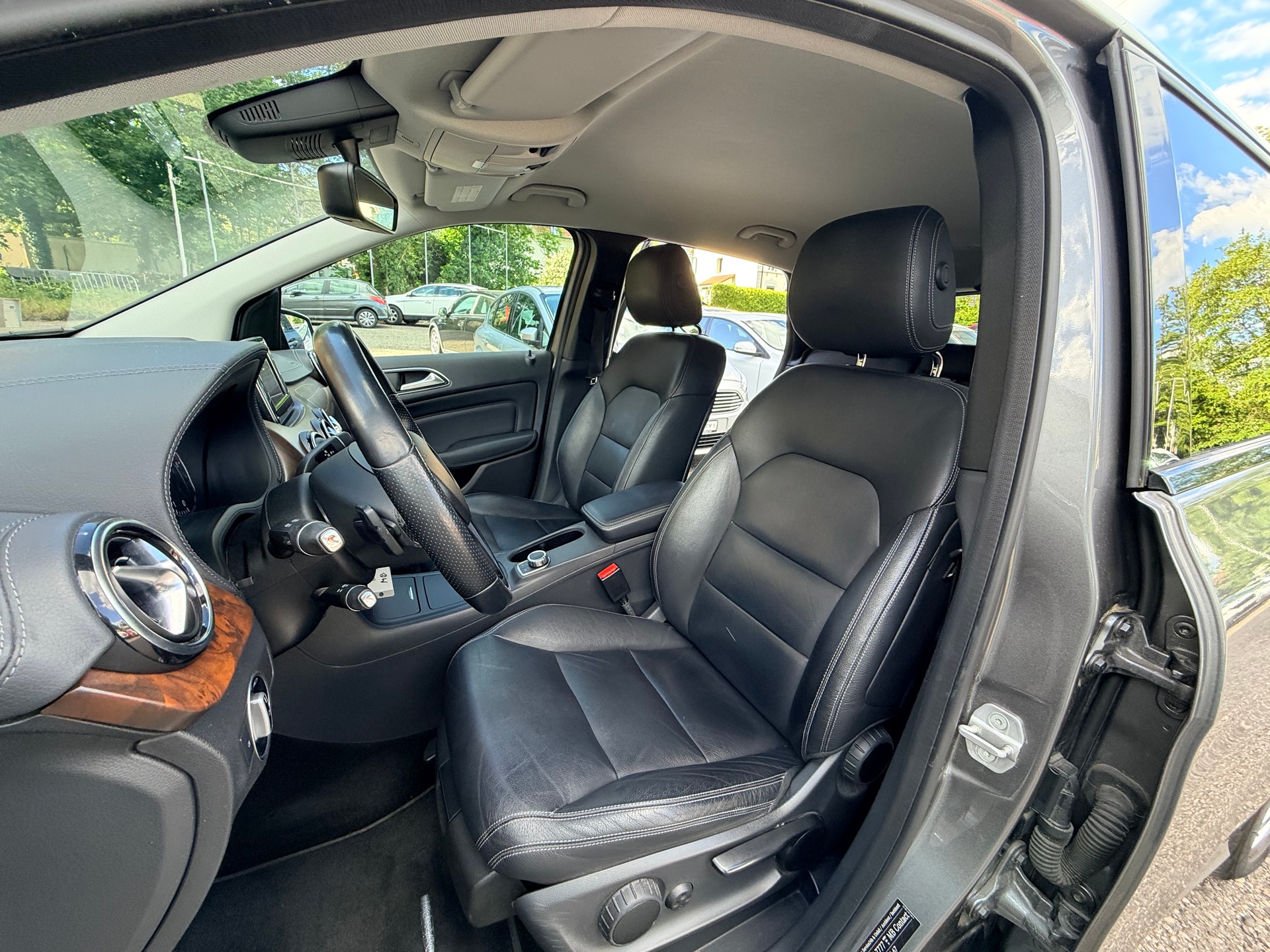 MERCEDES-BENZ B 200 Active Edition-image-15