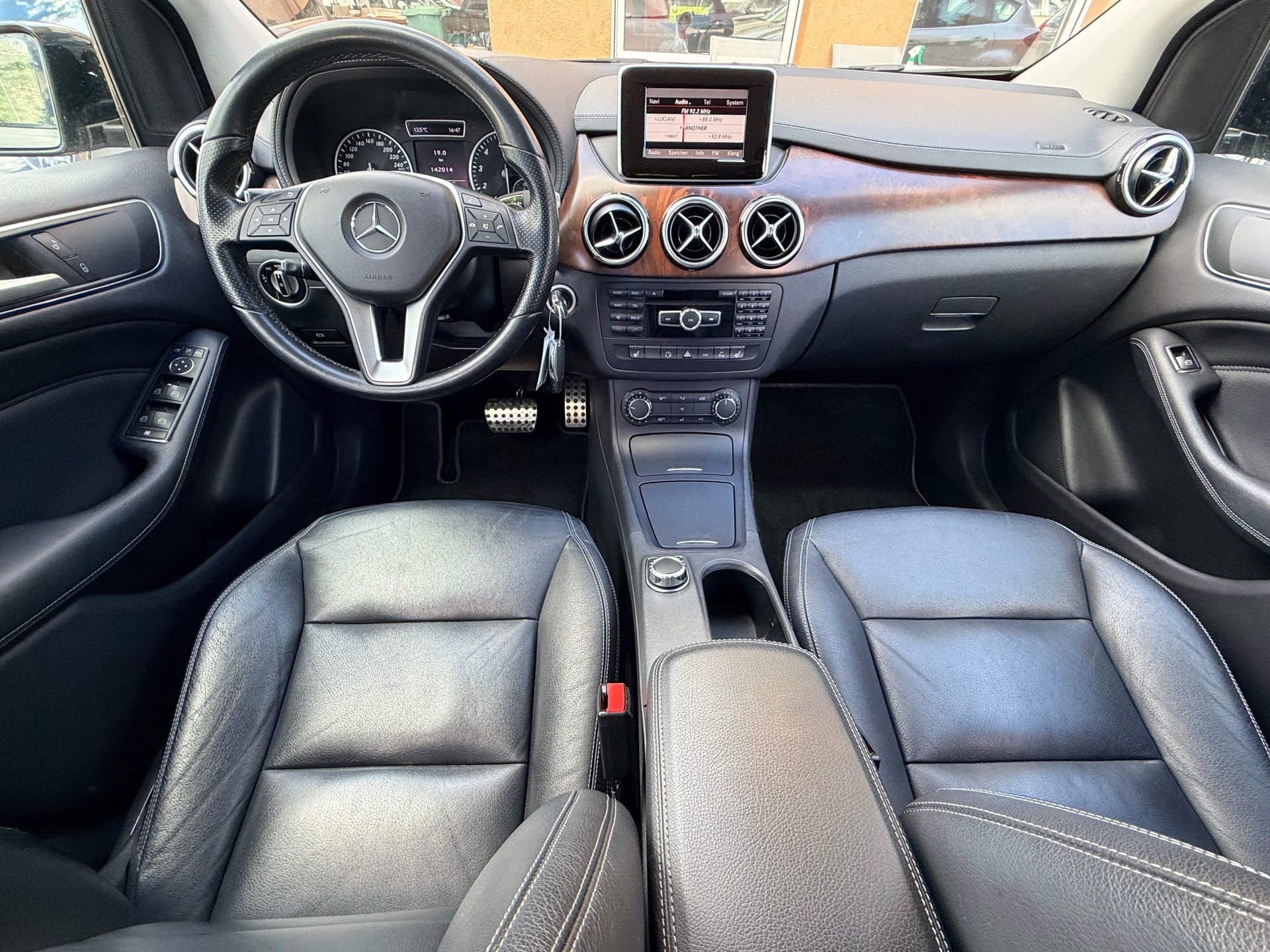 MERCEDES-BENZ B 200 Active Edition-image-13