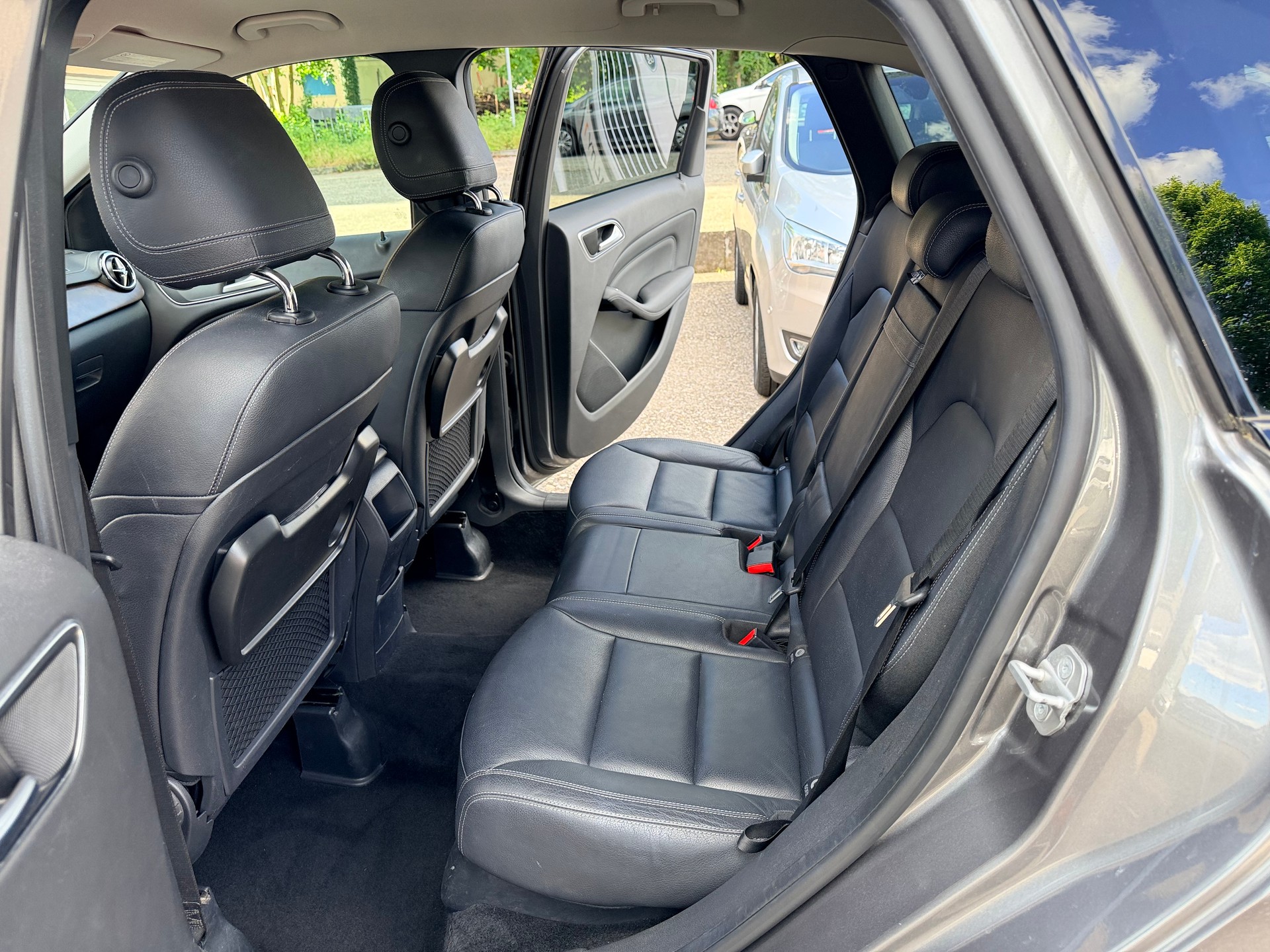 MERCEDES-BENZ B 200 Active Edition-image-17