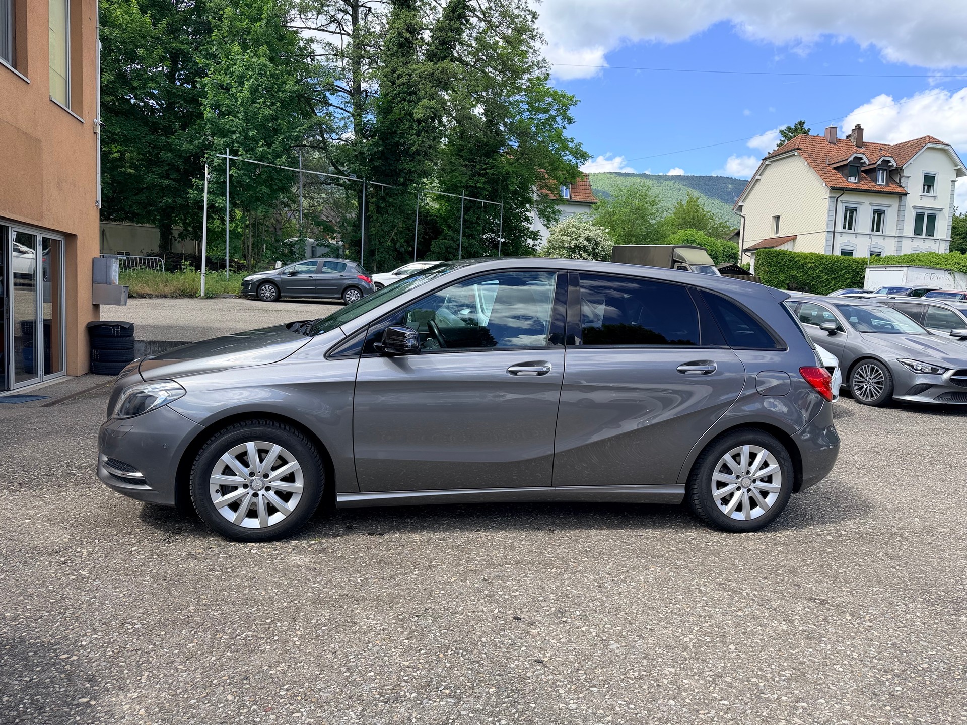 MERCEDES-BENZ B 200 Active Edition-image-7