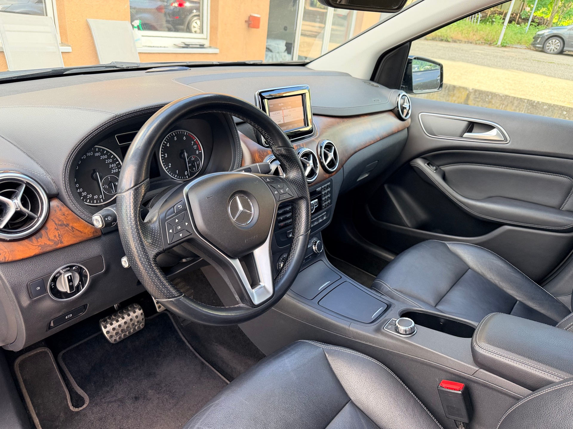 MERCEDES-BENZ B 200 Active Edition-image-18