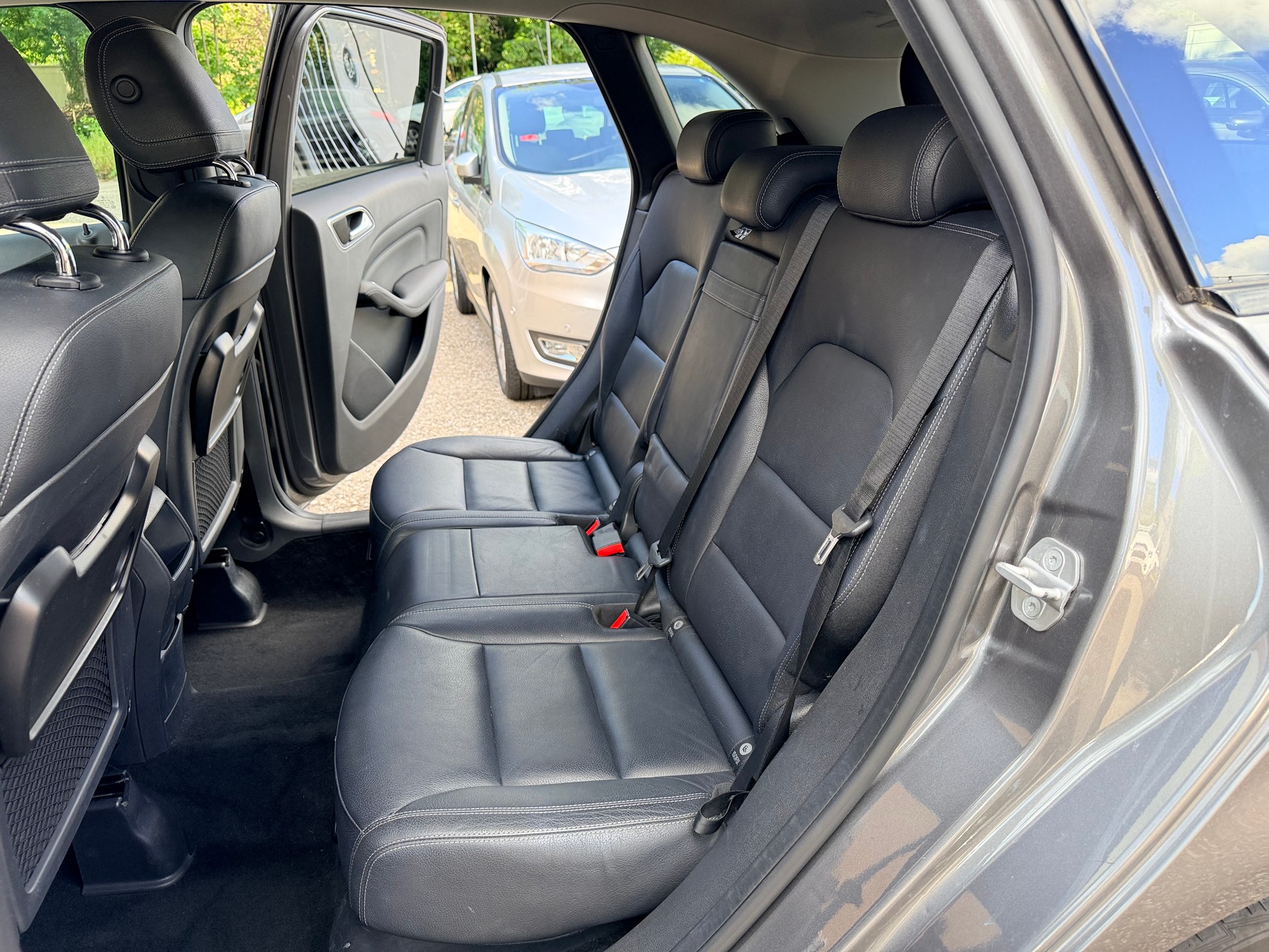 MERCEDES-BENZ B 200 Active Edition-image-16