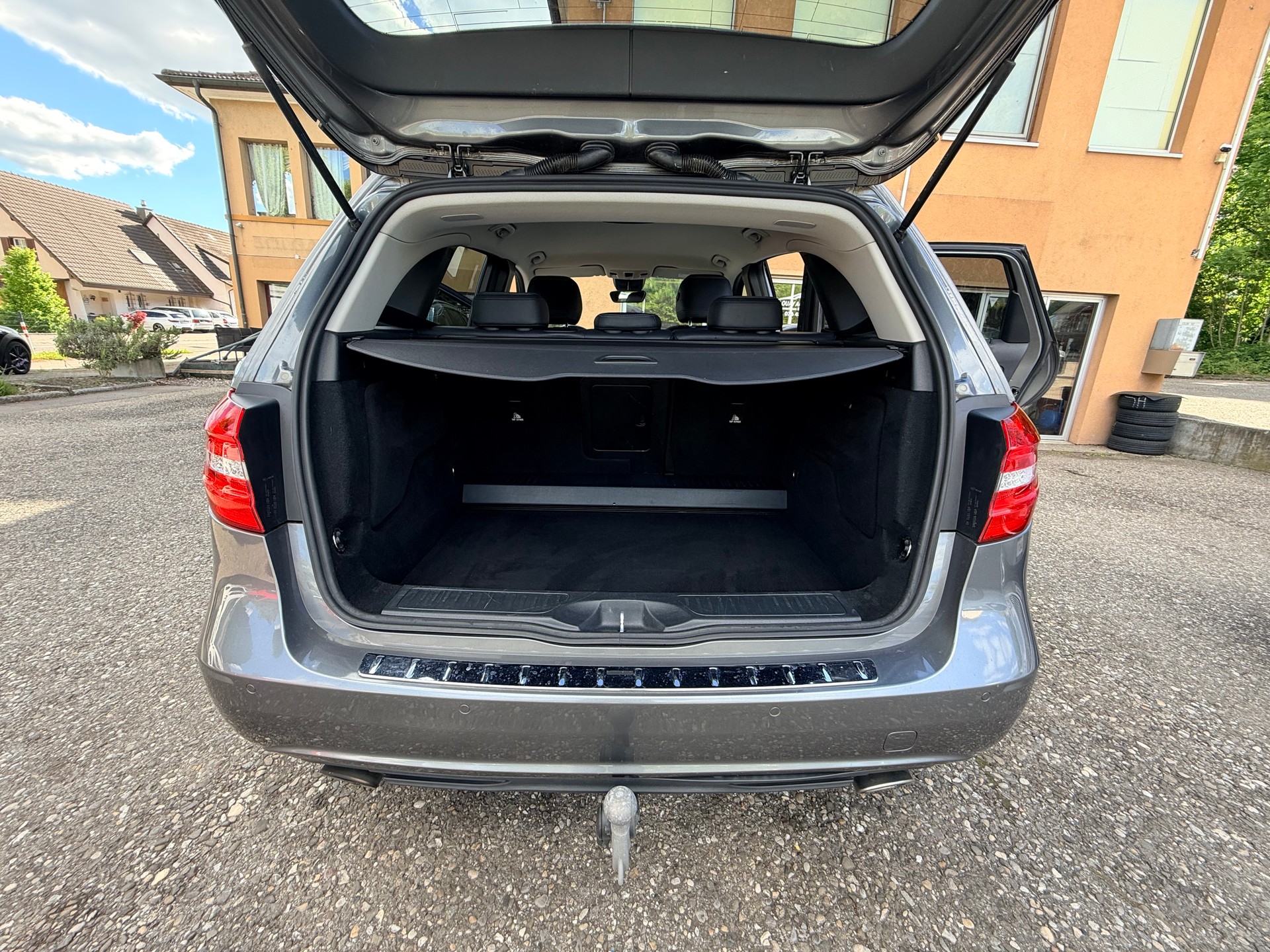 MERCEDES-BENZ B 200 Active Edition-image-11