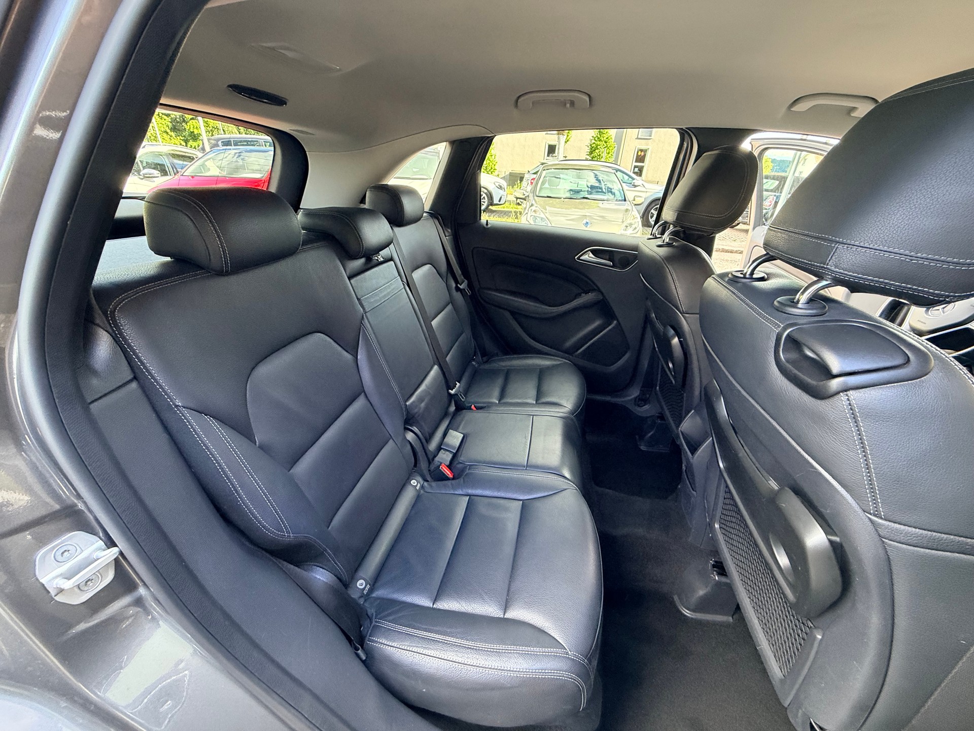 MERCEDES-BENZ B 200 Active Edition-image-22