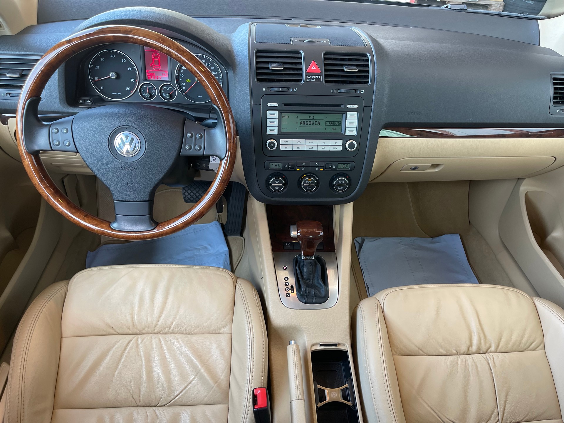 VW Jetta 2.0 FSI Turbo Sportline-image-11