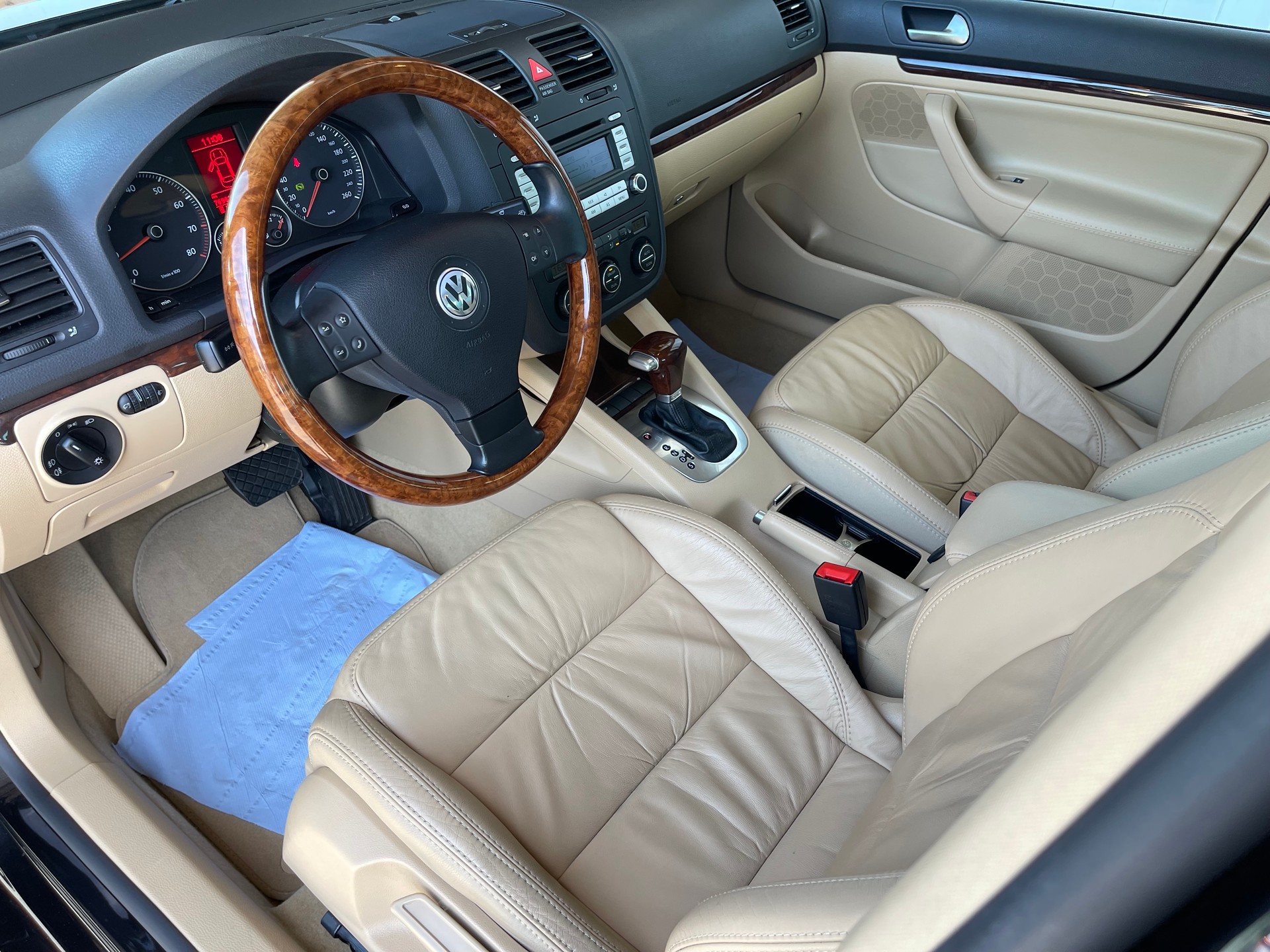 VW Jetta 2.0 FSI Turbo Sportline-image-12