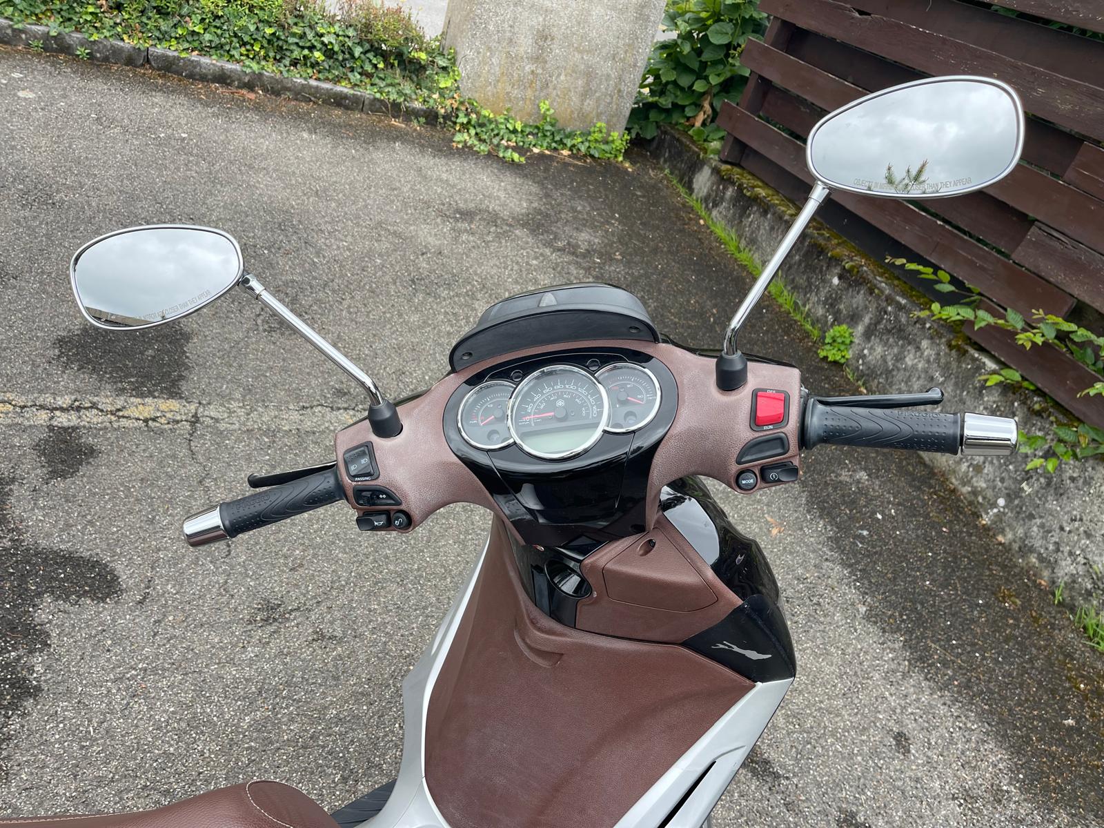 PIAGGIO Beverly 300 i.e.-image-1
