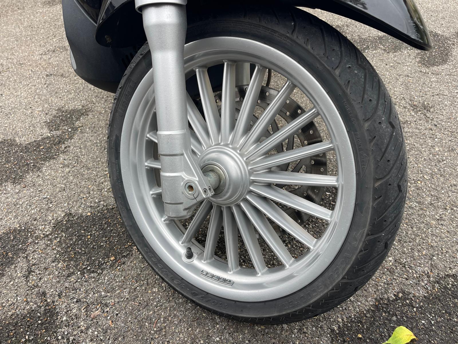 PIAGGIO Beverly 300 i.e.-image-5