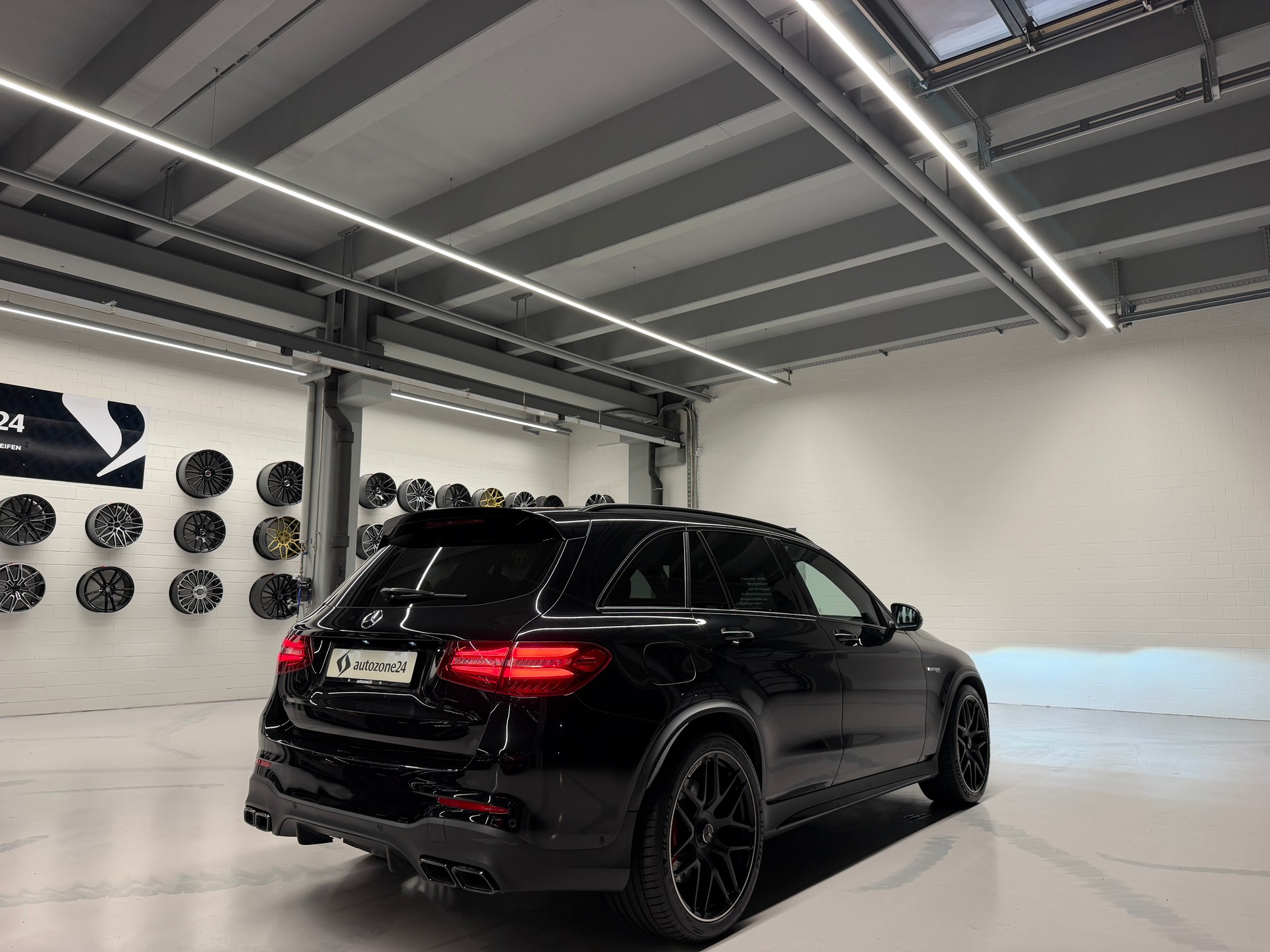 MERCEDES-BENZ GLC 63 S AMG 4m+ *Servicegepflegt bei Mercedes*Garantie*Leder Nappa*Burmester*Sitzbelüftung*AHK*-showroom-element-2