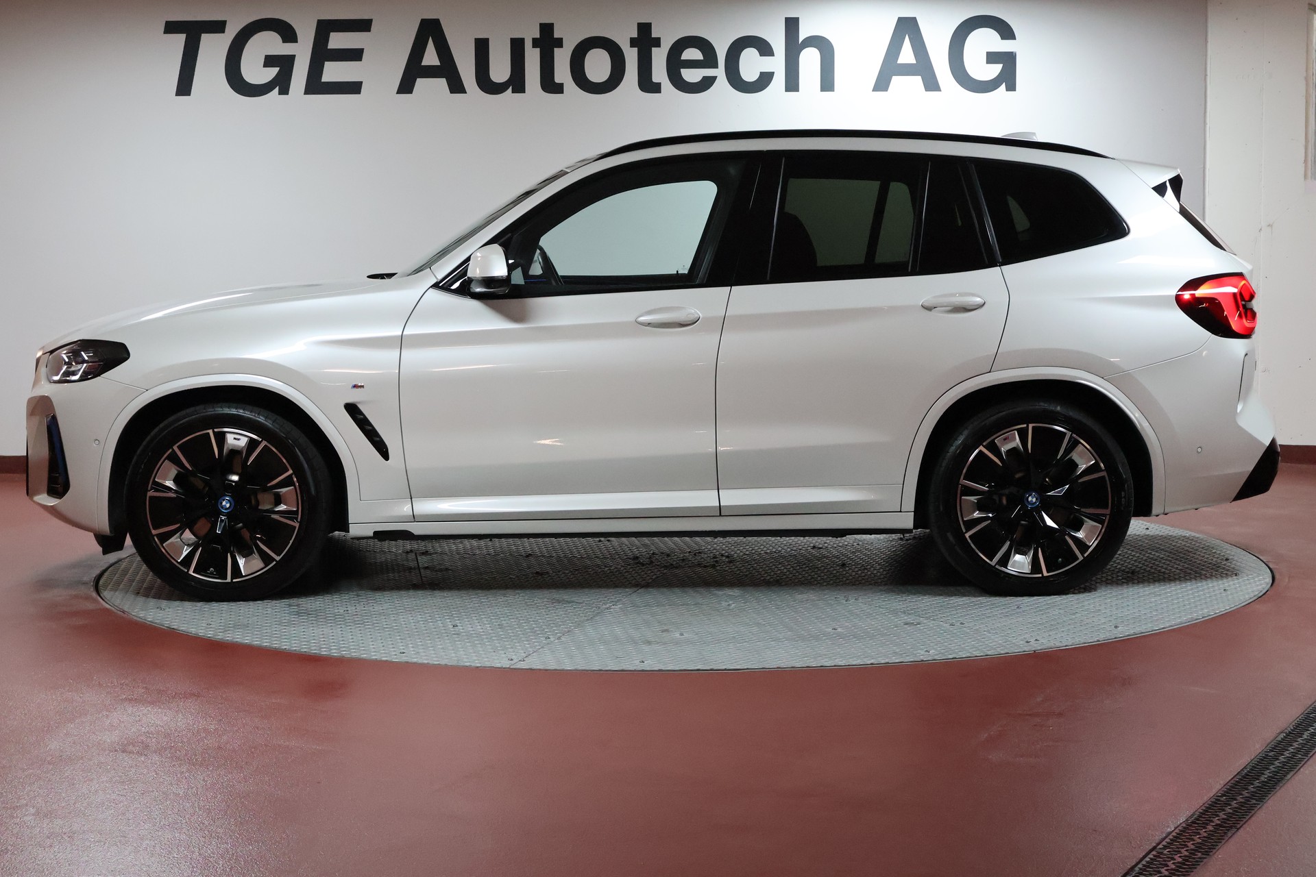 BMW iX3 Impressive-showroom-element-3