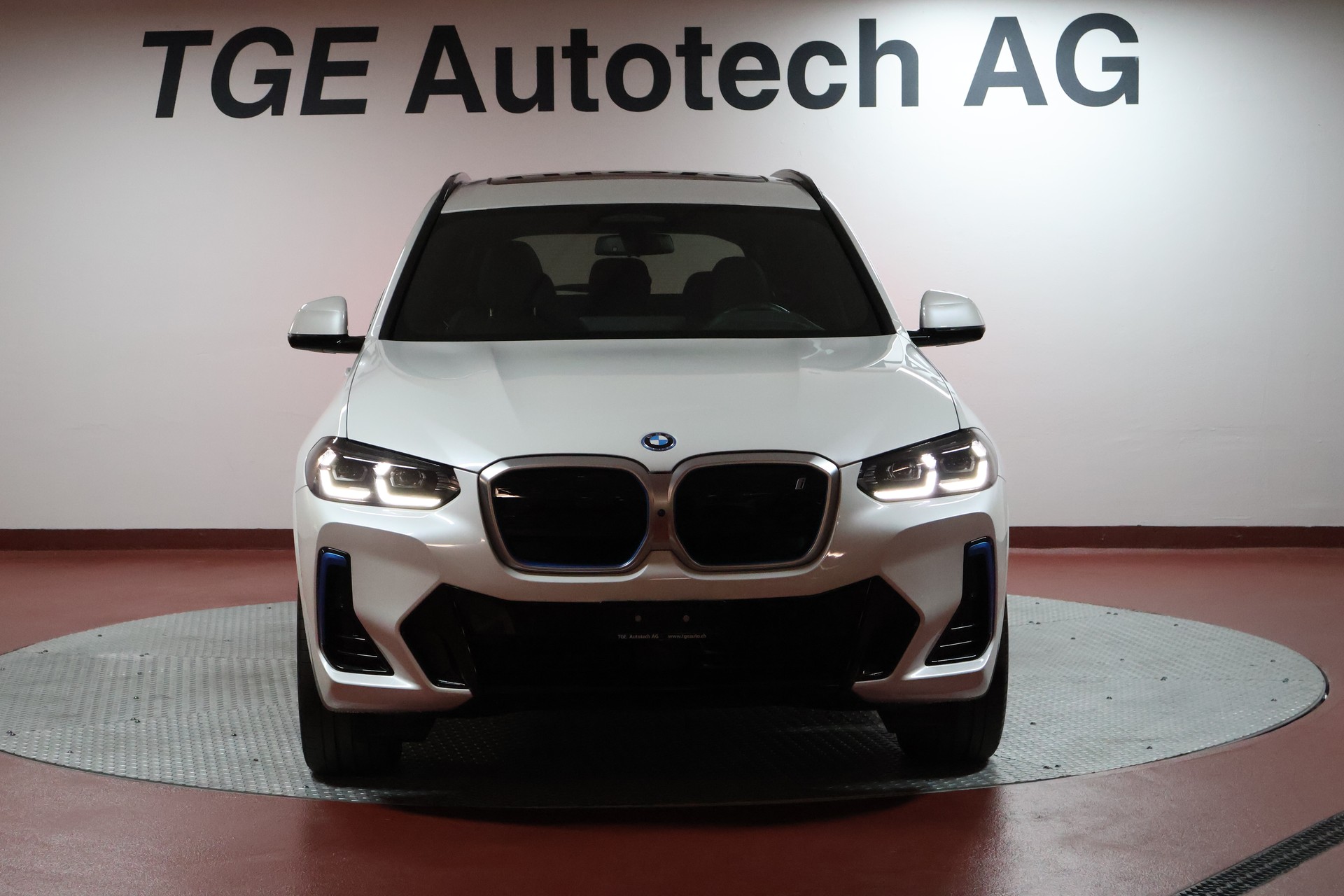BMW iX3 Impressive-showroom-element-2