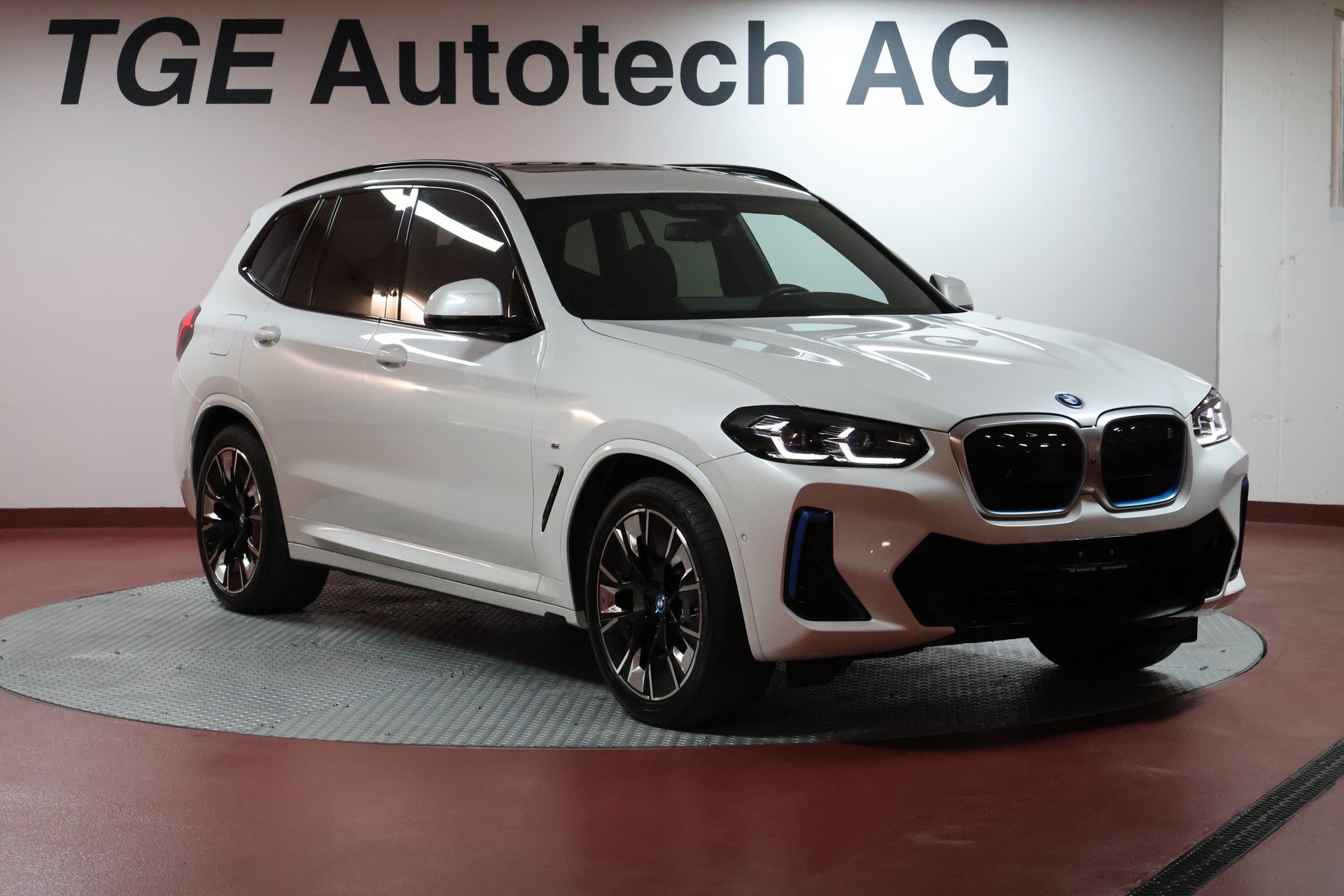 BMW iX3 Impressive-showroom-element-1