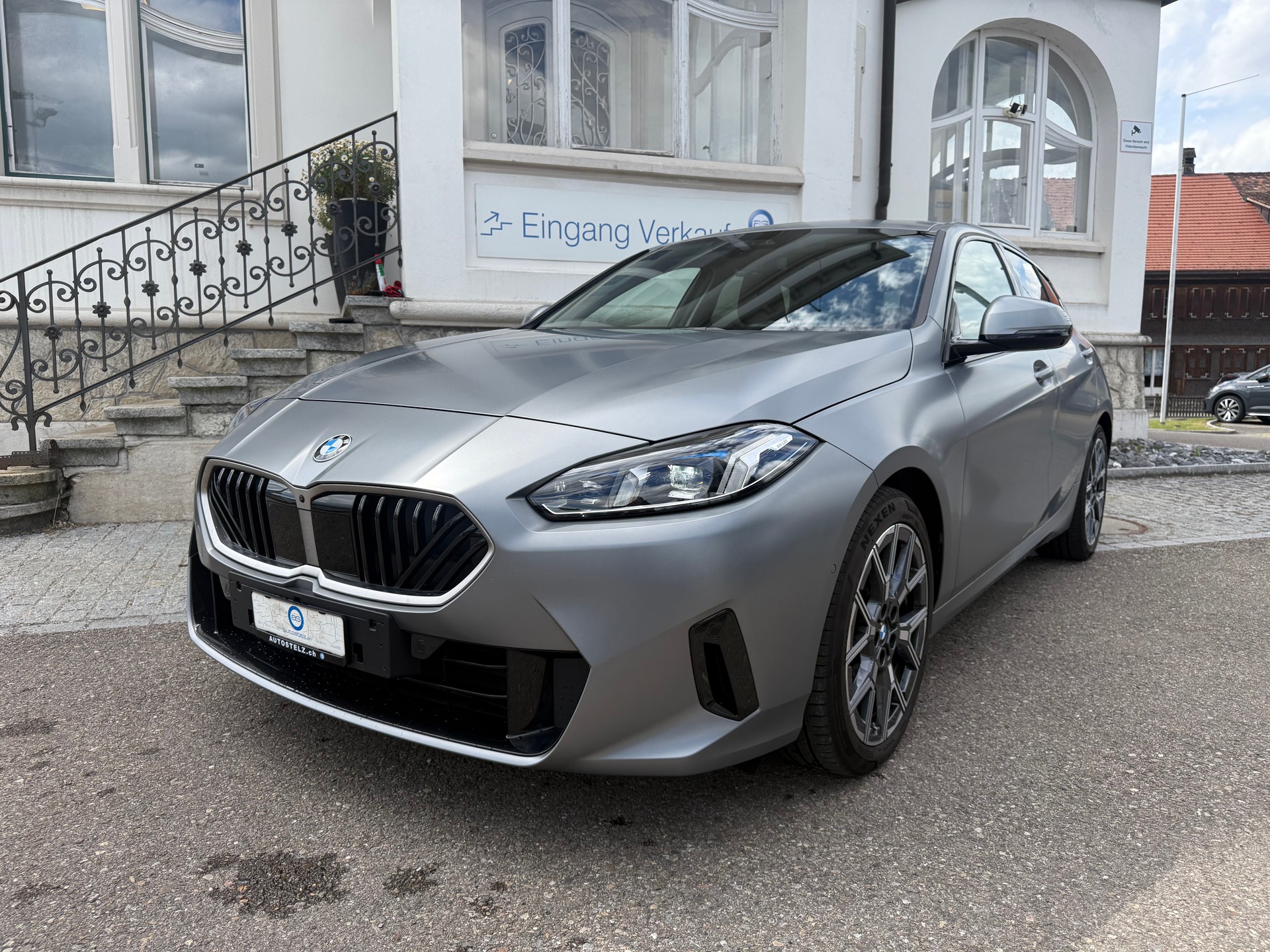 BMW 120i-showroom-element-1