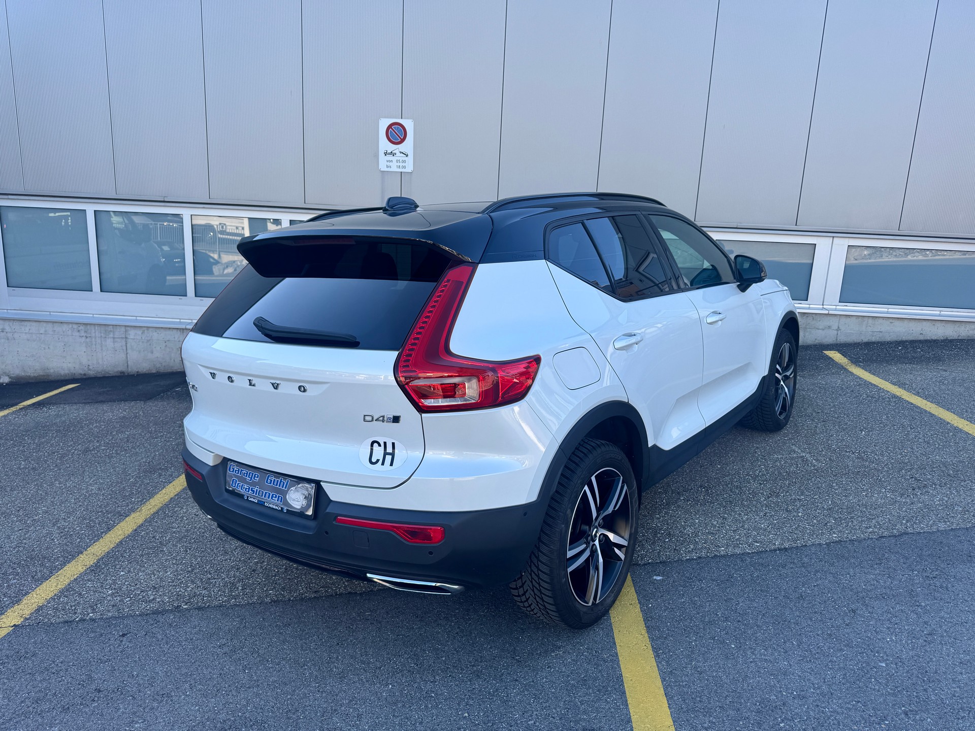VOLVO XC40 D4 AWD R-Design Geartronic-image-3