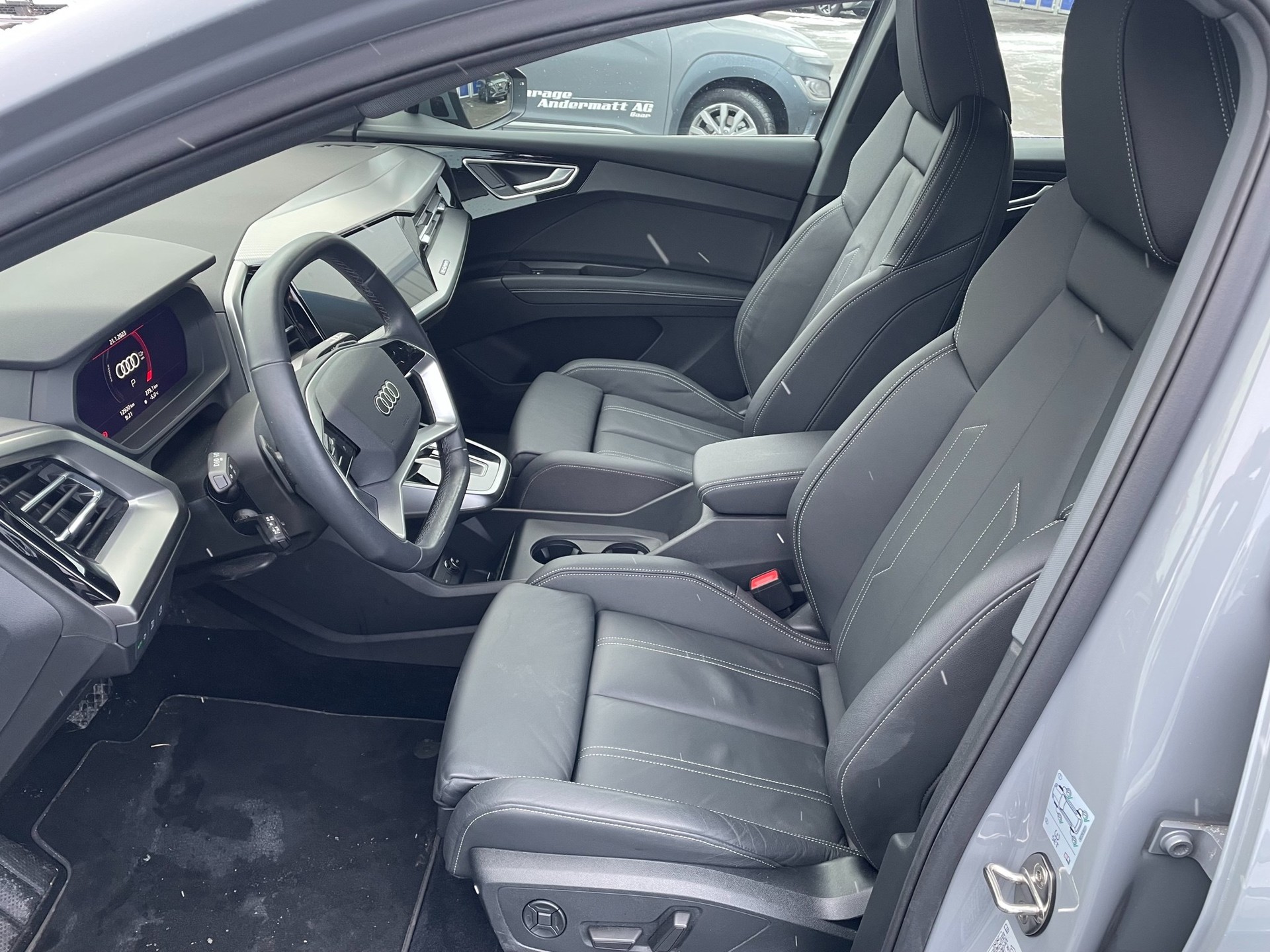 AUDI Q4 e-tron 50 quattro-showroom-element-3