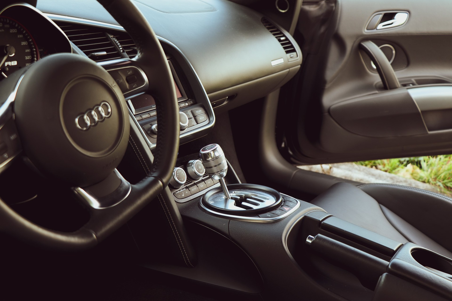 AUDI R8 Coupé 5.2-image-11