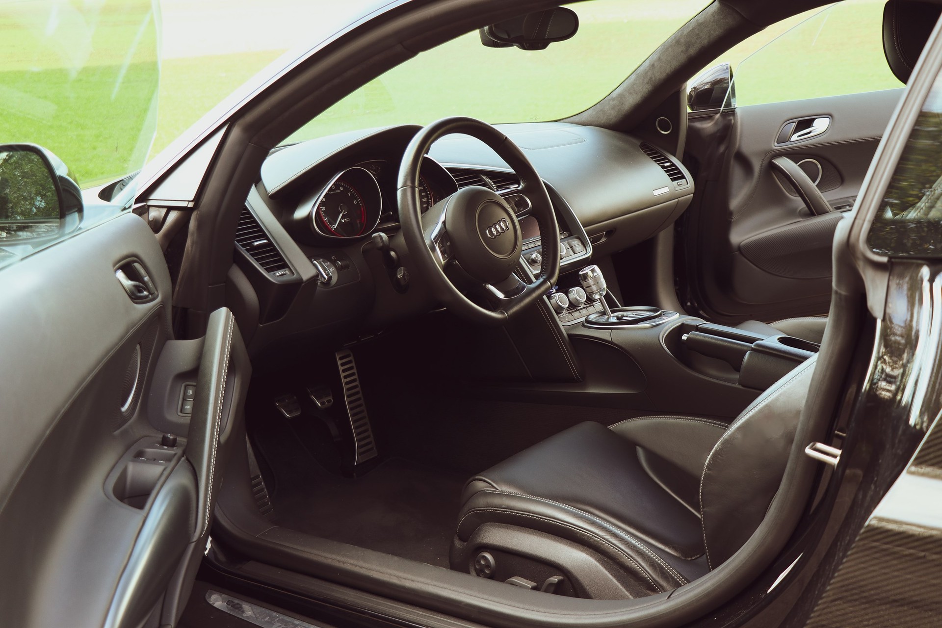 AUDI R8 Coupé 5.2-image-9