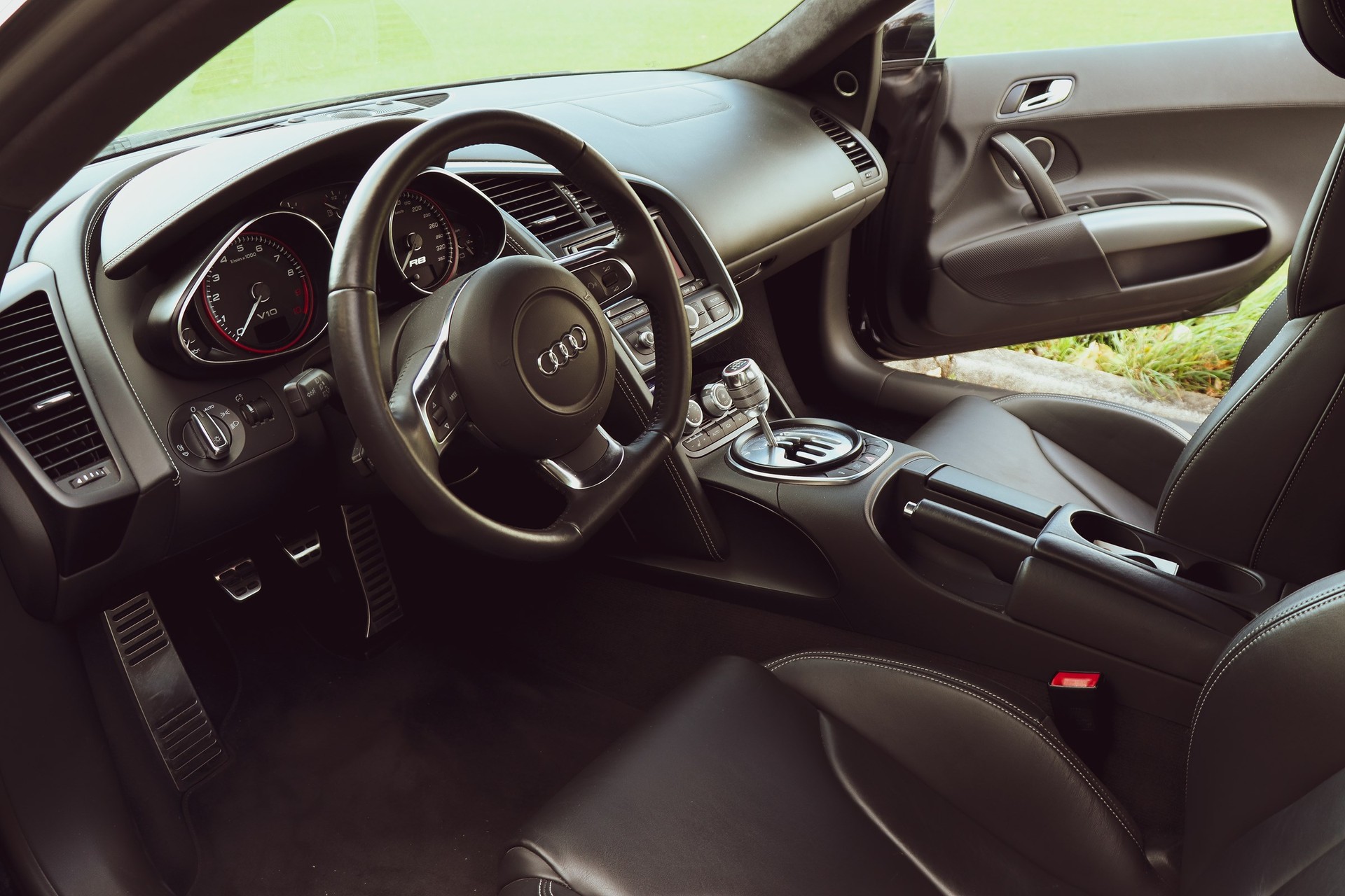 AUDI R8 Coupé 5.2-image-10
