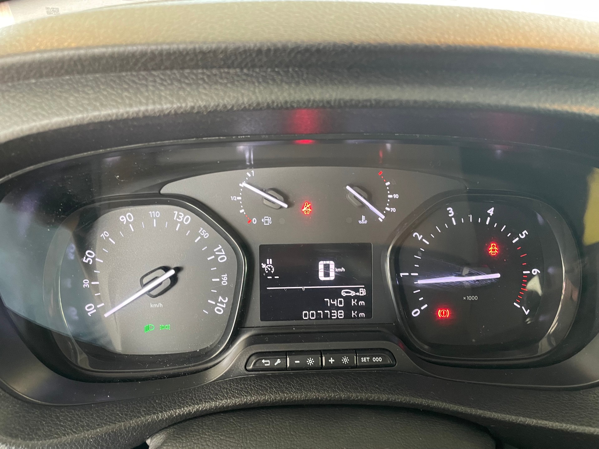 PEUGEOT Expert HDi140 S&S Prem. S-image-8