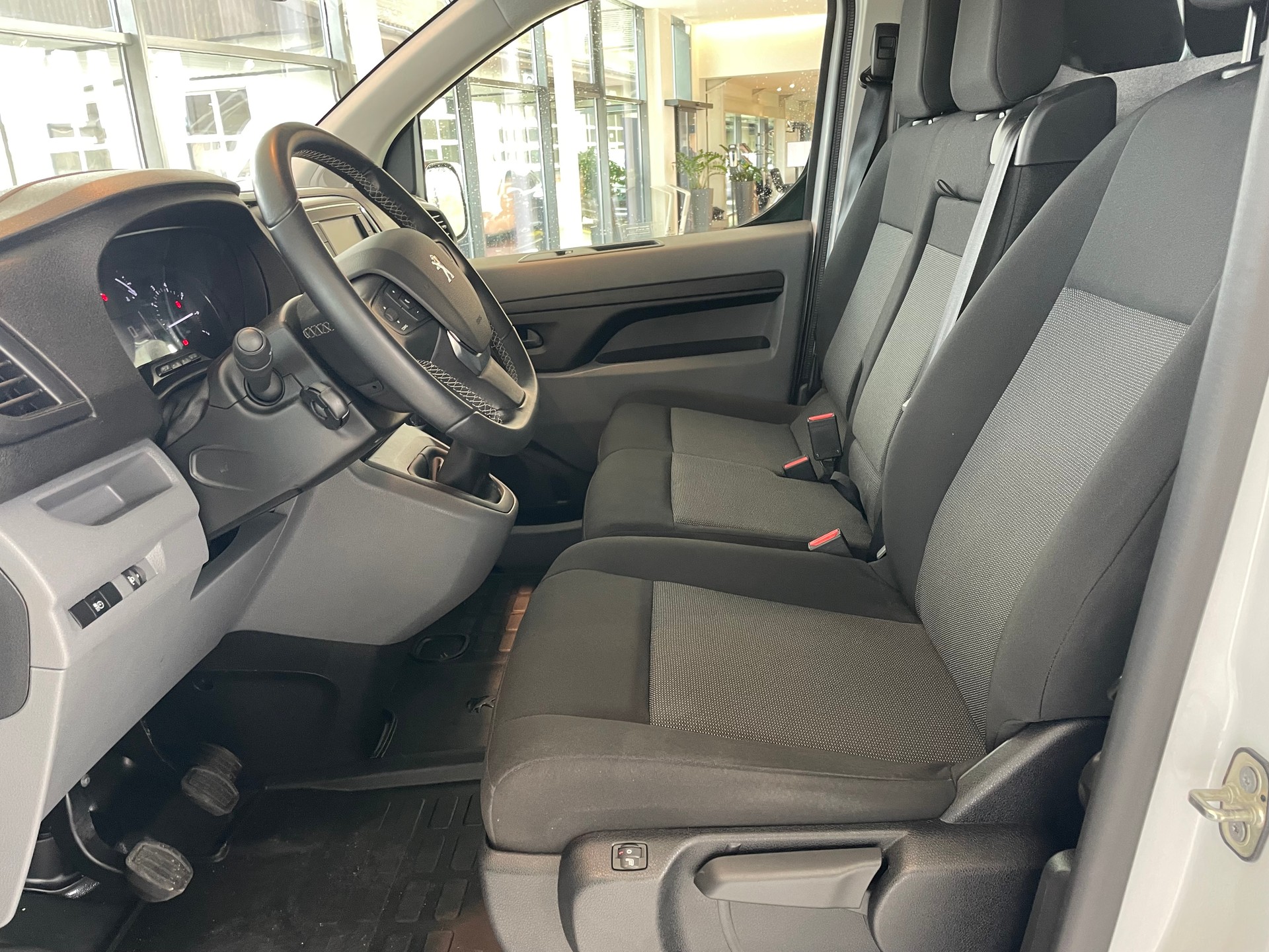 PEUGEOT Expert HDi140 S&S Prem. S-image-6