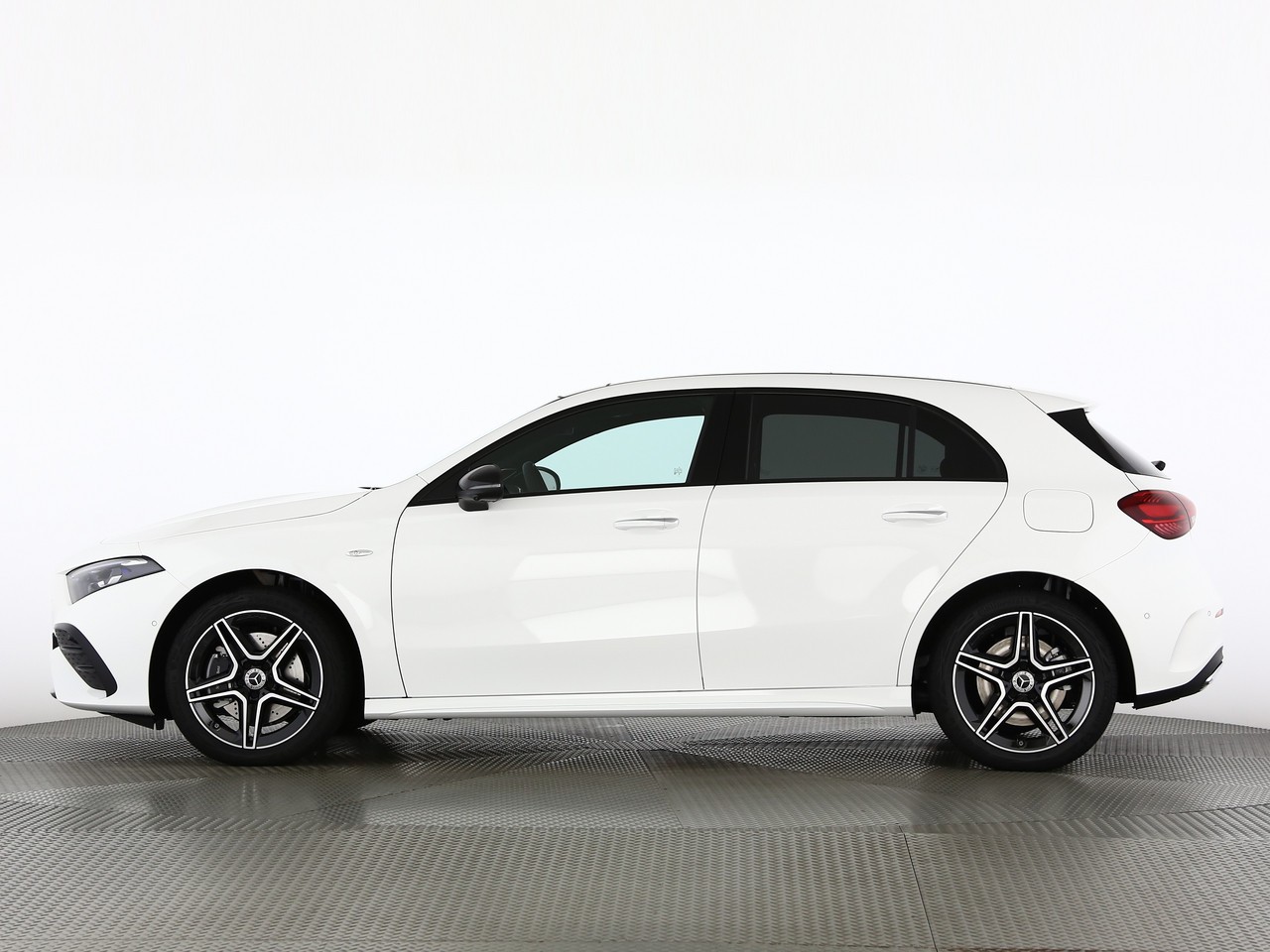 MERCEDES-BENZ A 250 e EQ Star 8G-DCT-showroom-element-2