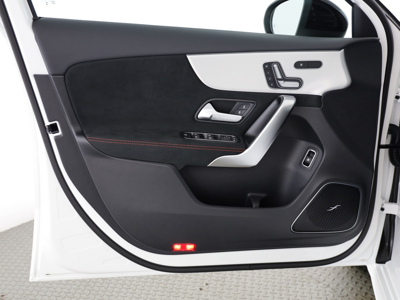 MERCEDES-BENZ A 250 e EQ Star 8G-DCT-image-18