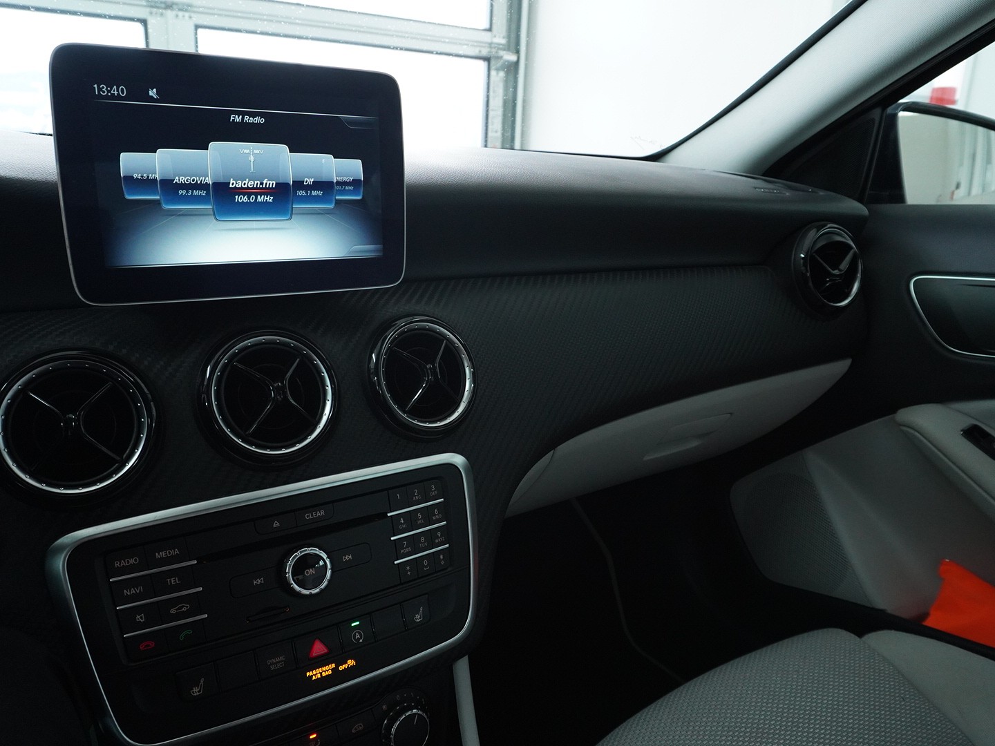 MERCEDES-BENZ GLA 180 7G-Tronic-image-5