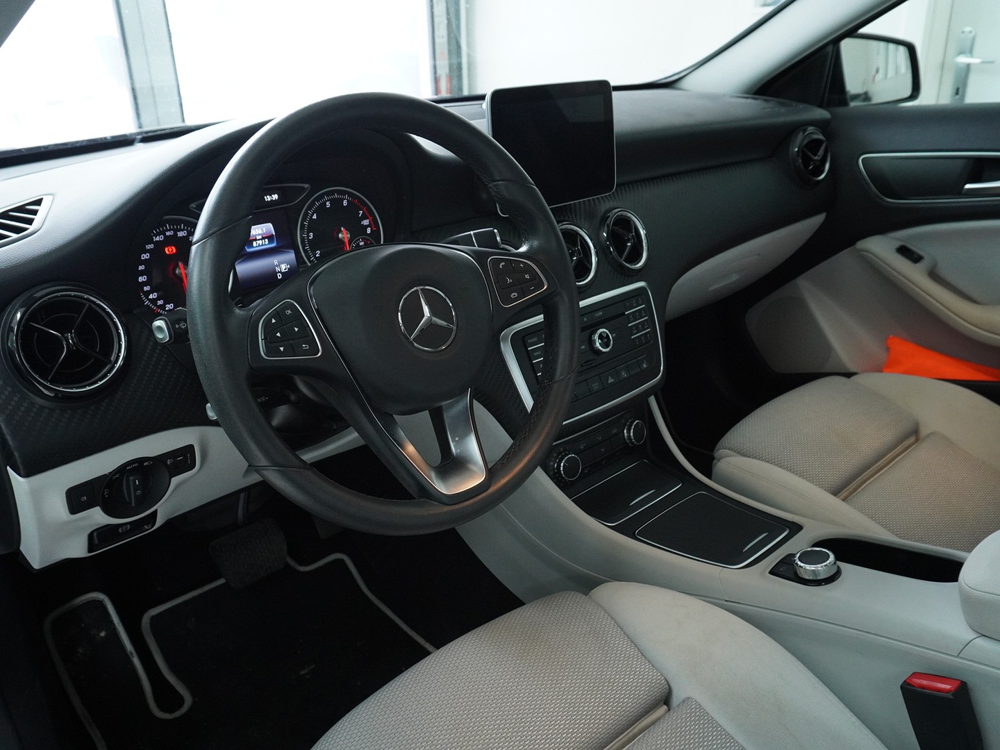 MERCEDES-BENZ GLA 180 7G-Tronic-showroom-element-2