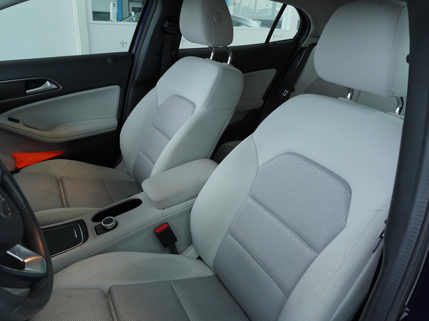 MERCEDES-BENZ GLA 180 7G-Tronic-showroom-element-3