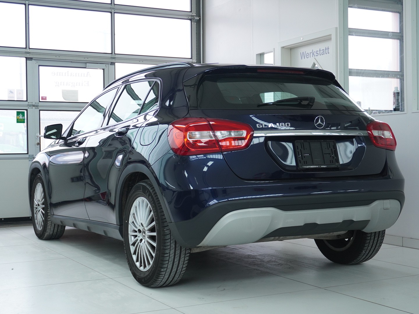 MERCEDES-BENZ GLA 180 7G-Tronic-showroom-element-1