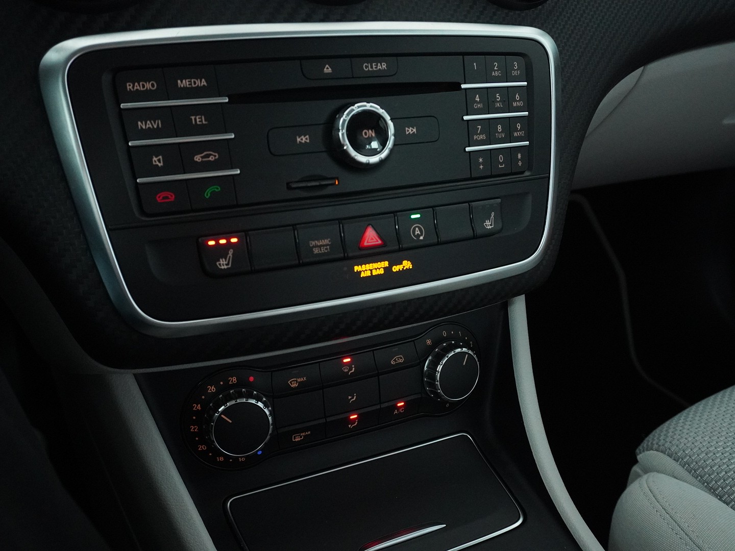 MERCEDES-BENZ GLA 180 7G-Tronic-image-6
