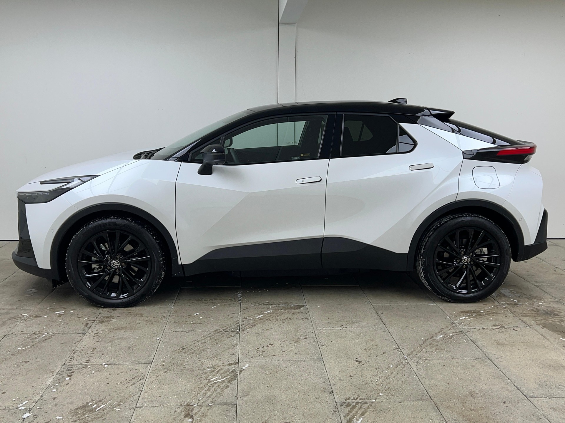 TOYOTA C-HR 2.0 PHEV GR Sport / ab 0,99% Leasing bei Abschluss einer Protect Autoversicherung-showroom-element-2