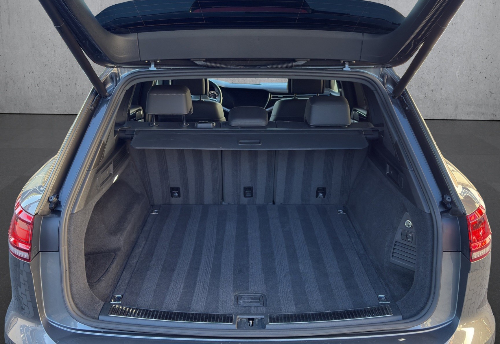 VW Touareg 3.0 V6 TSI R-Line-image-14
