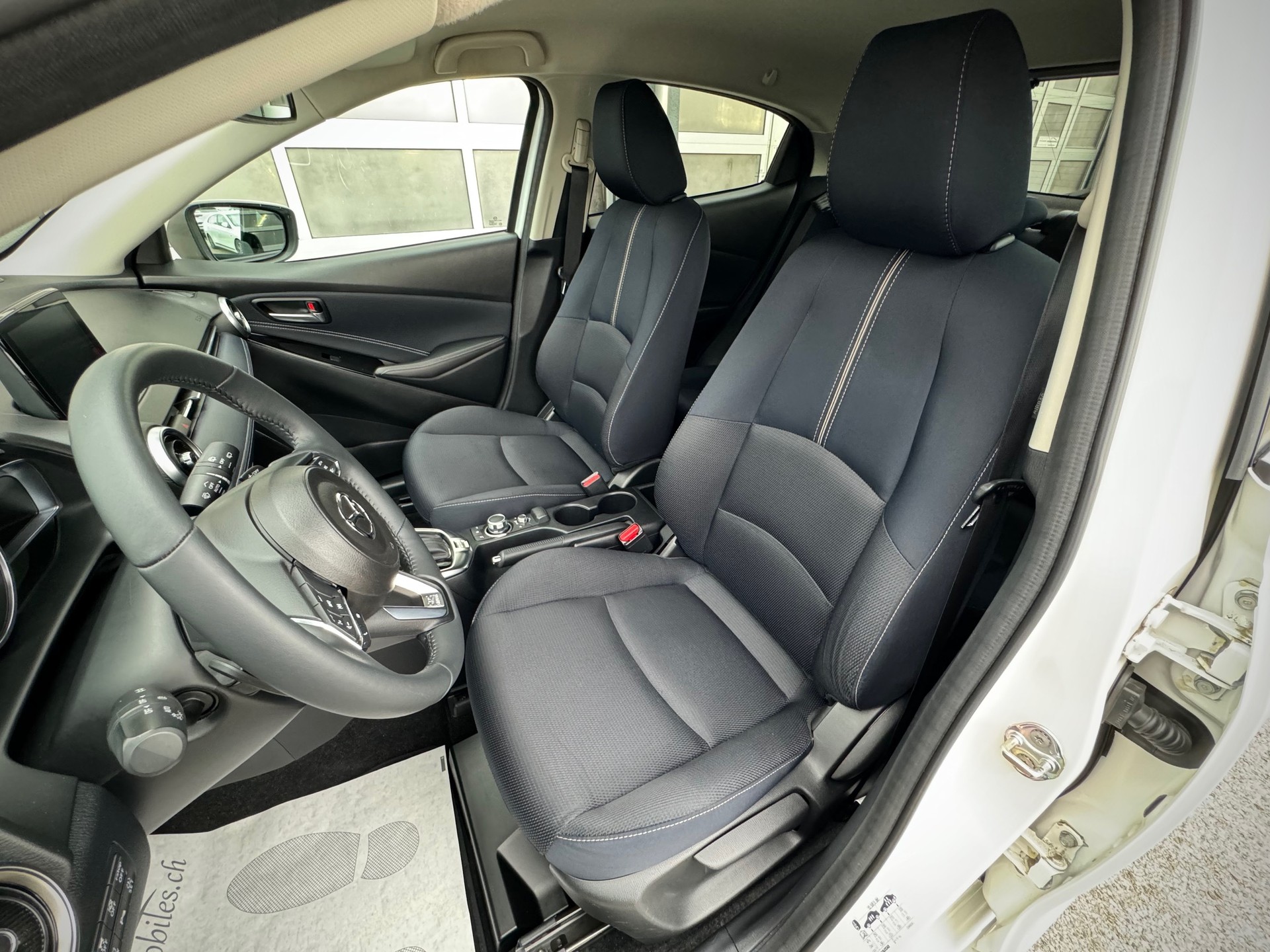 MAZDA 2 SKYACTIV-G 90 Revolution Automat - Véhicule Suisse (CH)-image-6