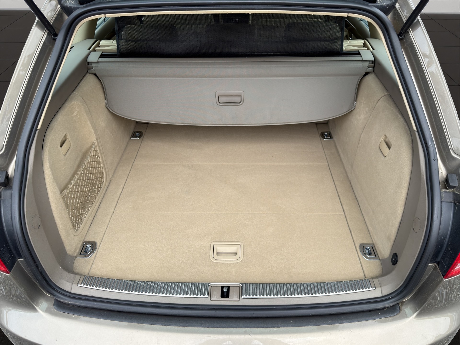 AUDI A4 Avant 2.0 Turbo FSI quattro-image-9