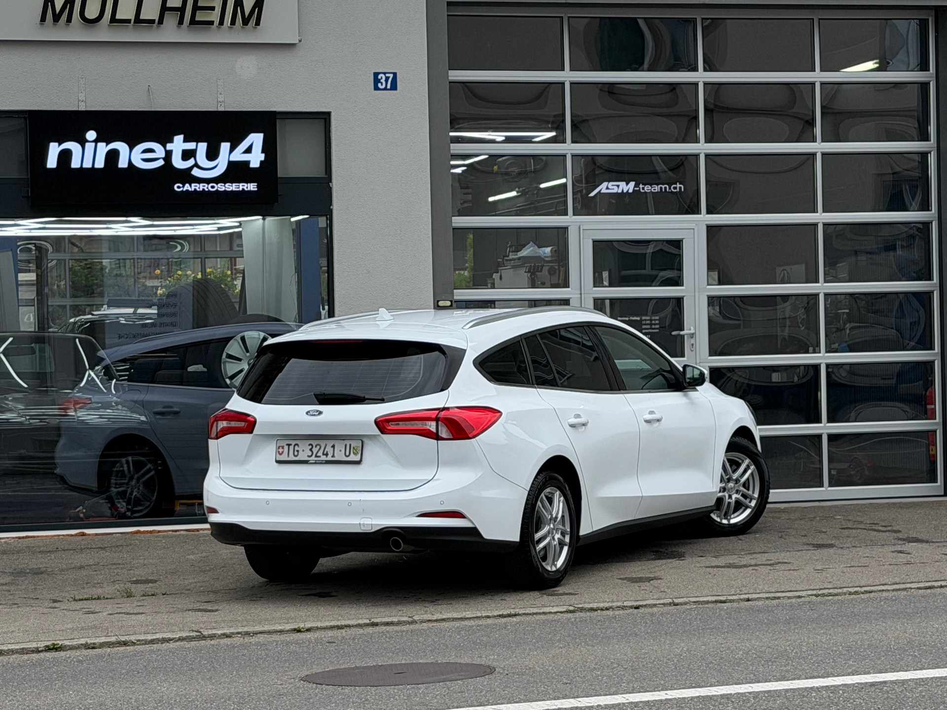 FORD Focus 1.5 TDCi Trend+ Automat *Frisch MFK + SERVICE*KLIMA*-image-4
