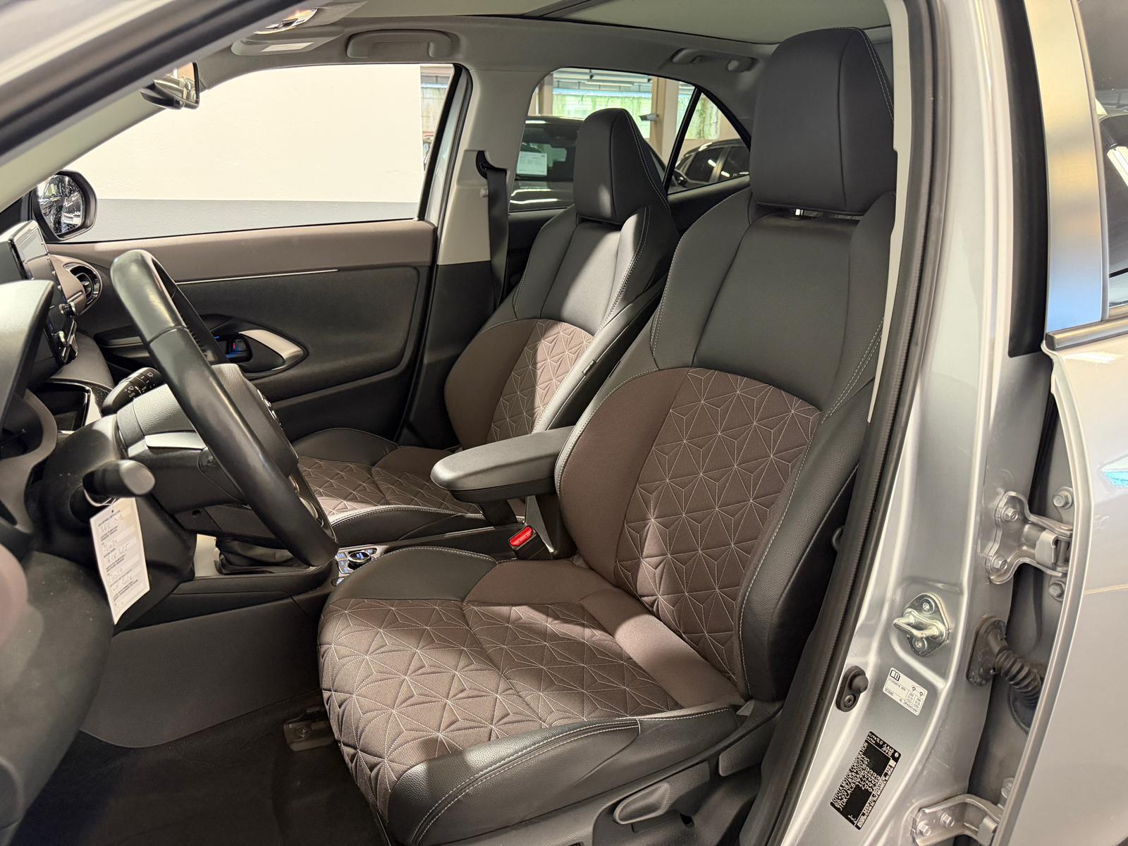 TOYOTA Yaris Cross 1.5 VVT-i HSD Elegant AWD-i-showroom-element-2