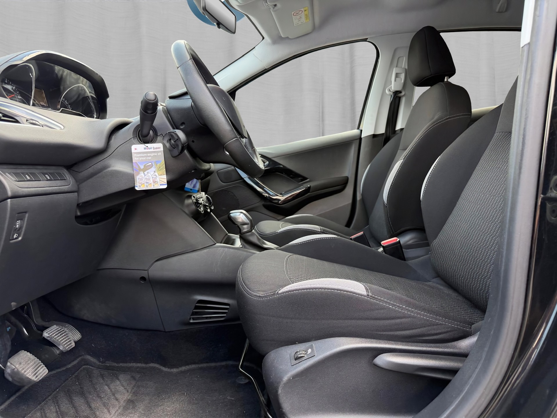 PEUGEOT 208 1.2 VTI Style-image-8