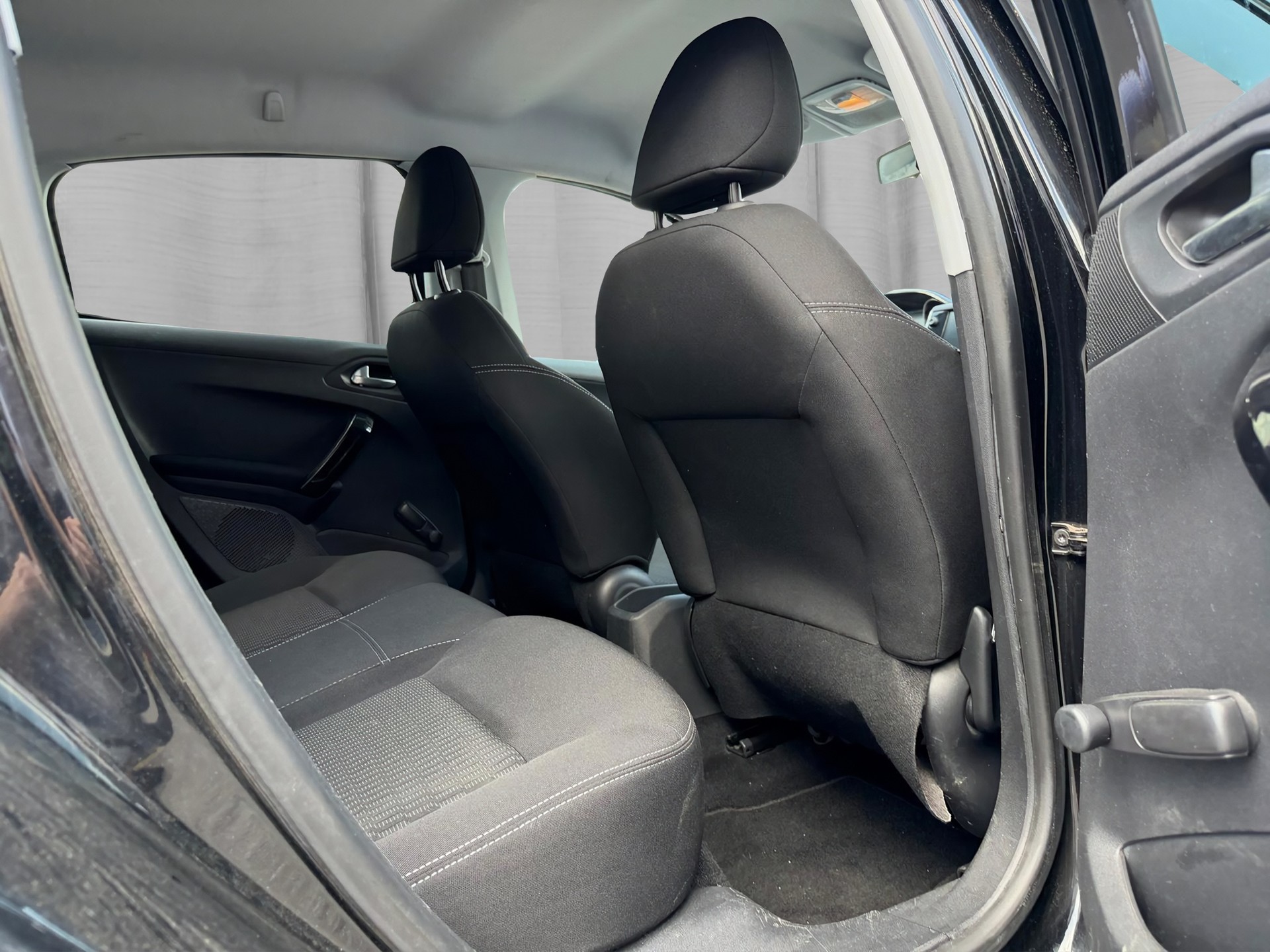PEUGEOT 208 1.2 VTI Style-image-13
