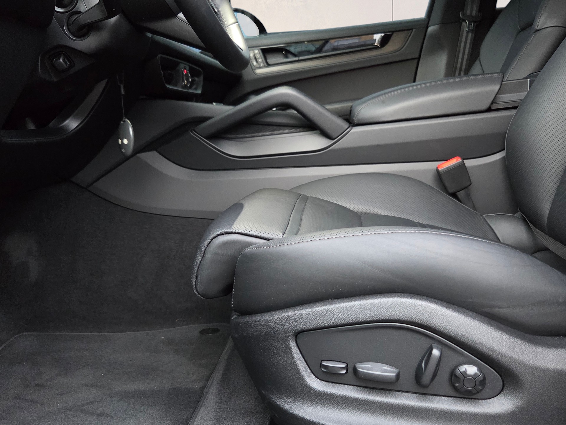 PORSCHE Cayenne Black Edition Tiptronic-image-13