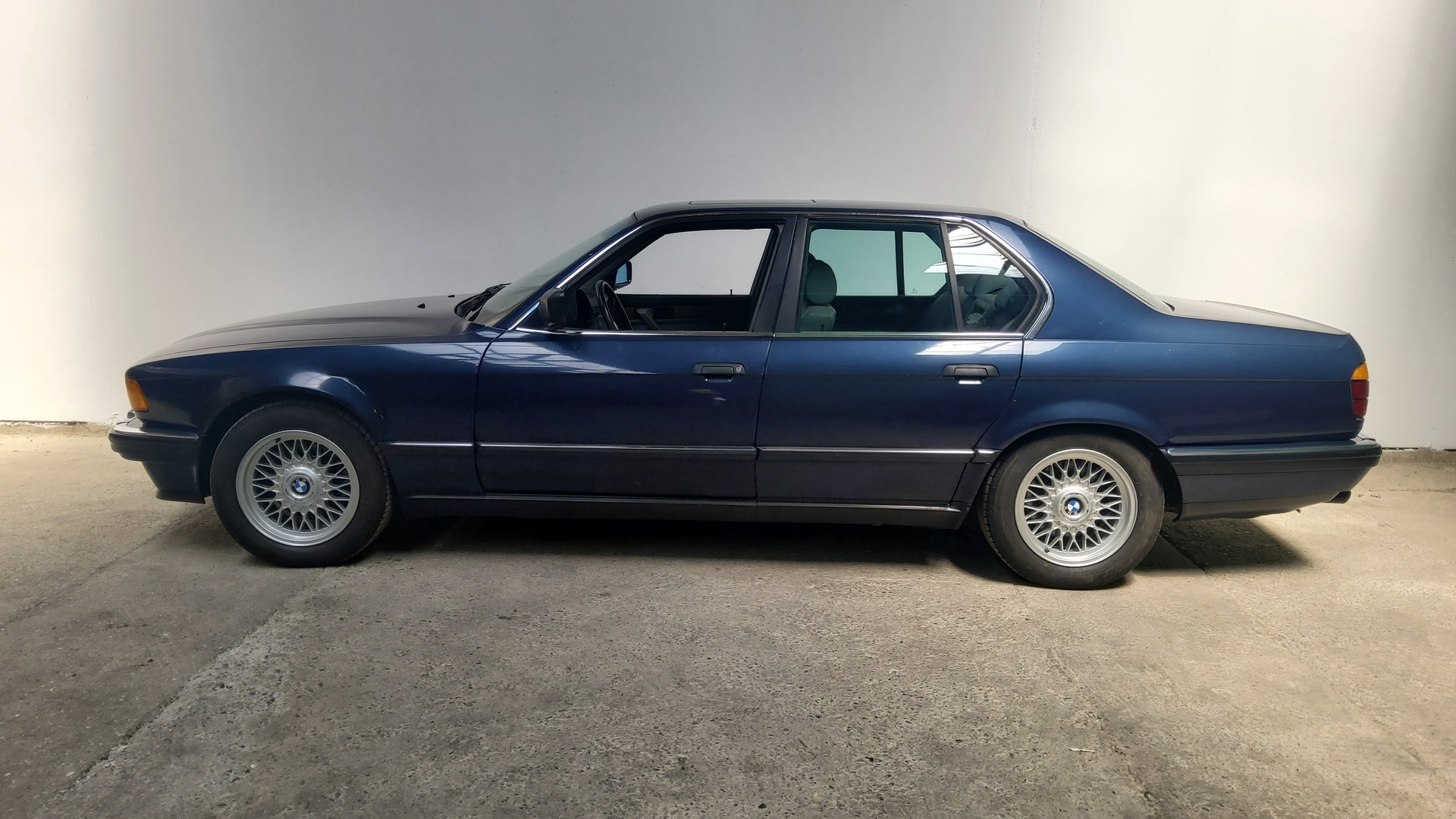 BMW 735i-showroom-element-3