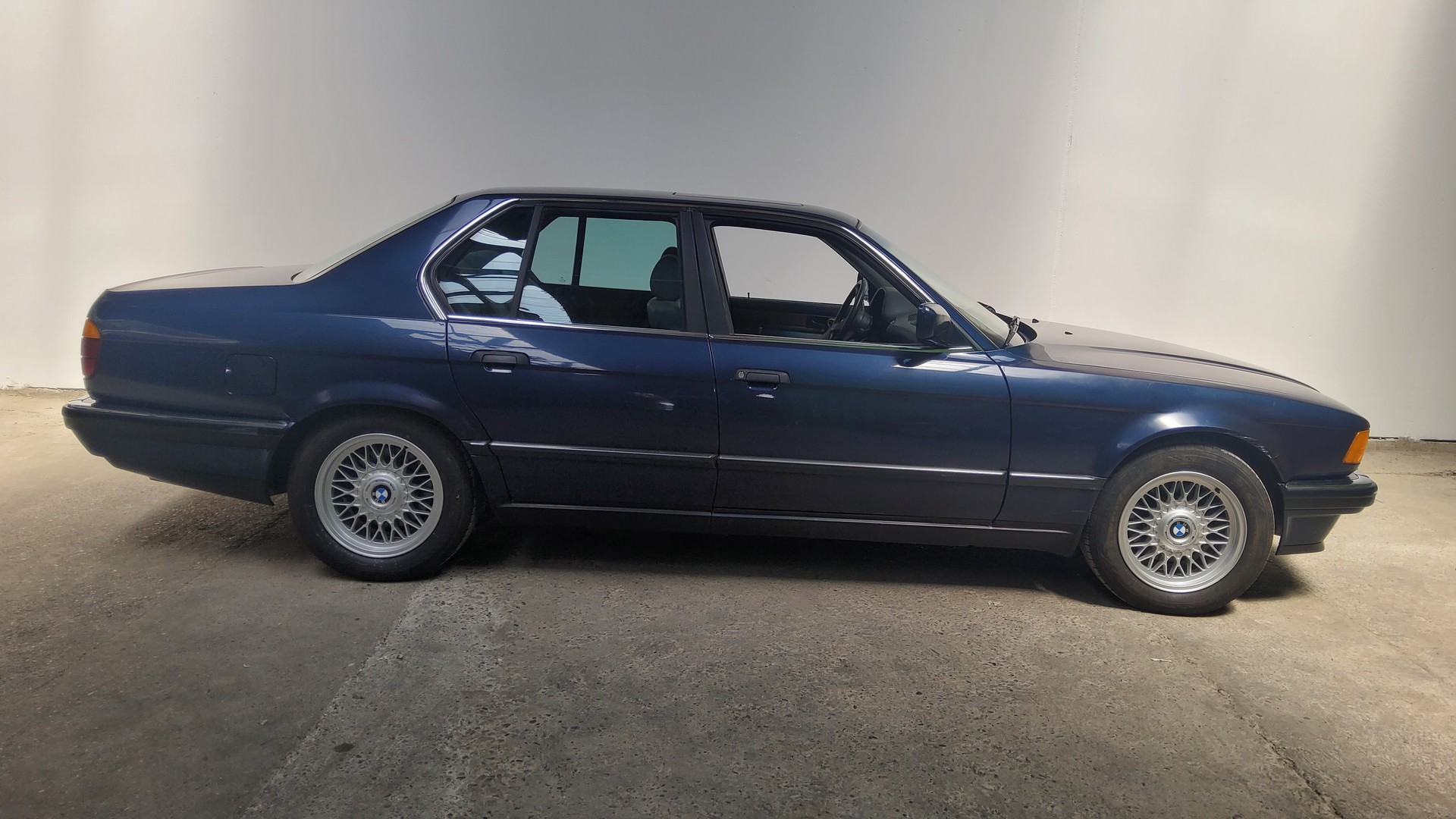 BMW 735i-showroom-element-2