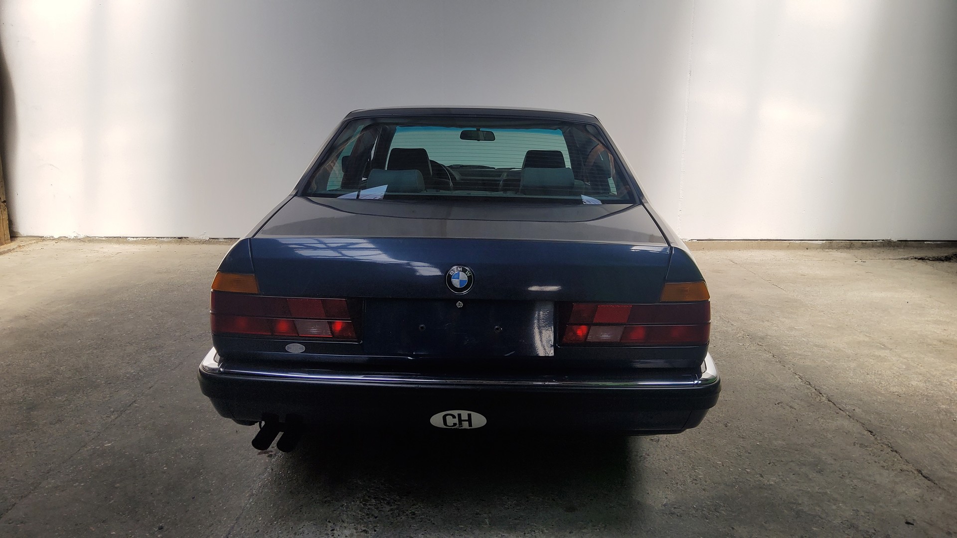 BMW 735i-showroom-element-1