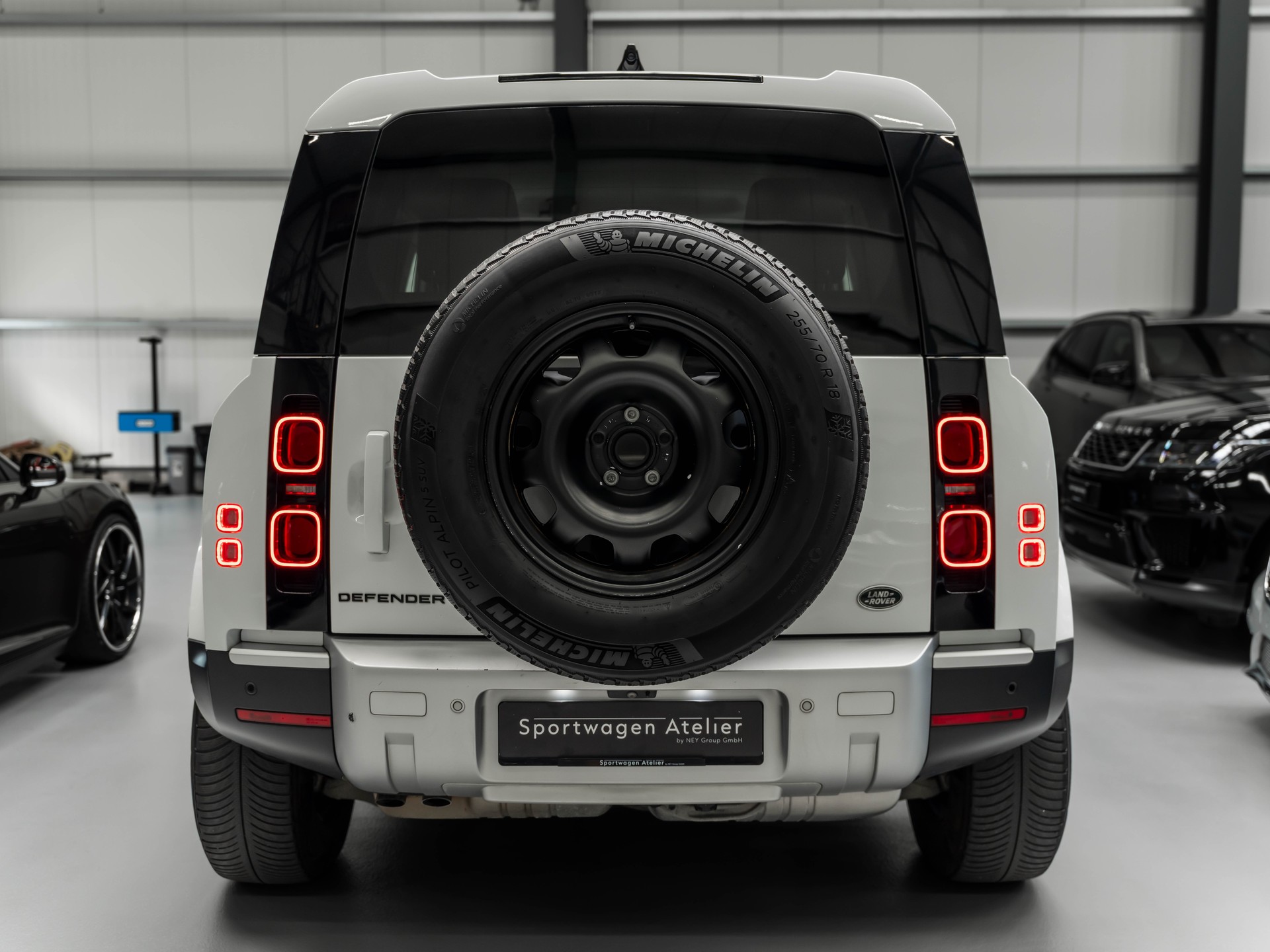 LAND ROVER Defender 90 3.0D I6 250 X-Dynamic SE AT8-showroom-element-2